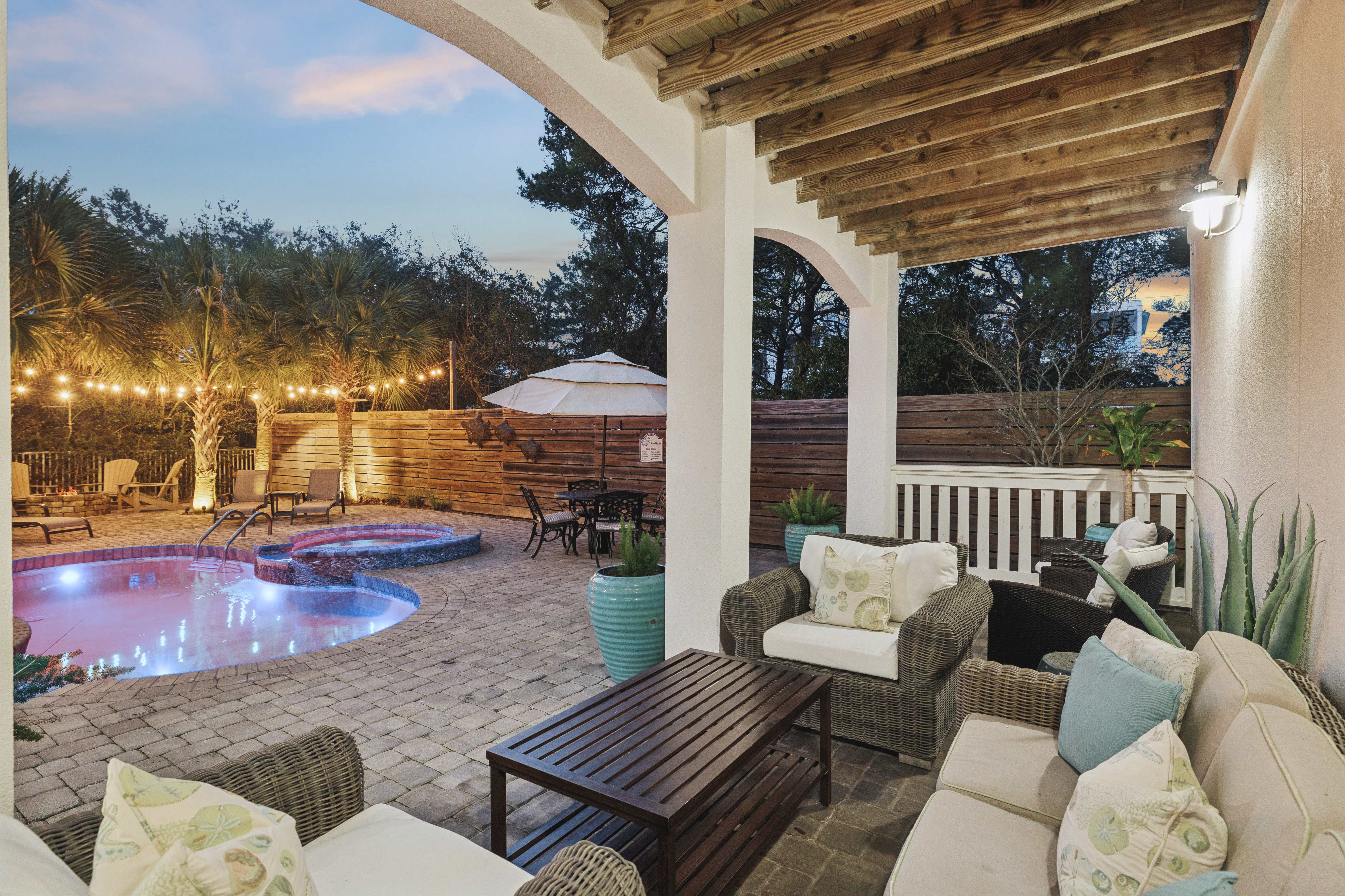  Updated Coastal Retreat With Courtyard Pool And Carriage House - 物件實景