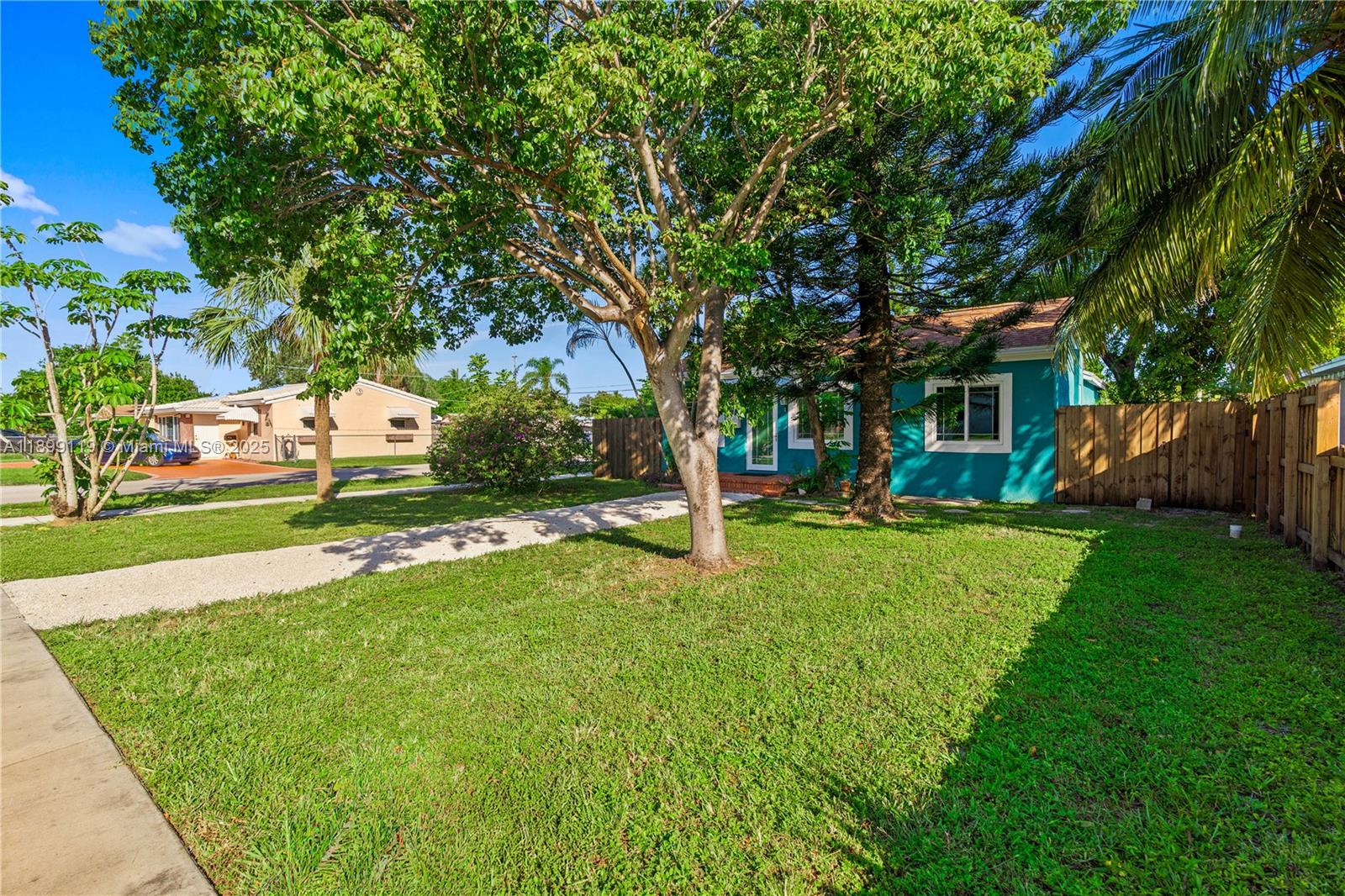 Hollywood, Florida, 33020, United States, 3 Bedrooms Bedrooms, ,2 BathroomsBathrooms,Residential,For Sale,1967684