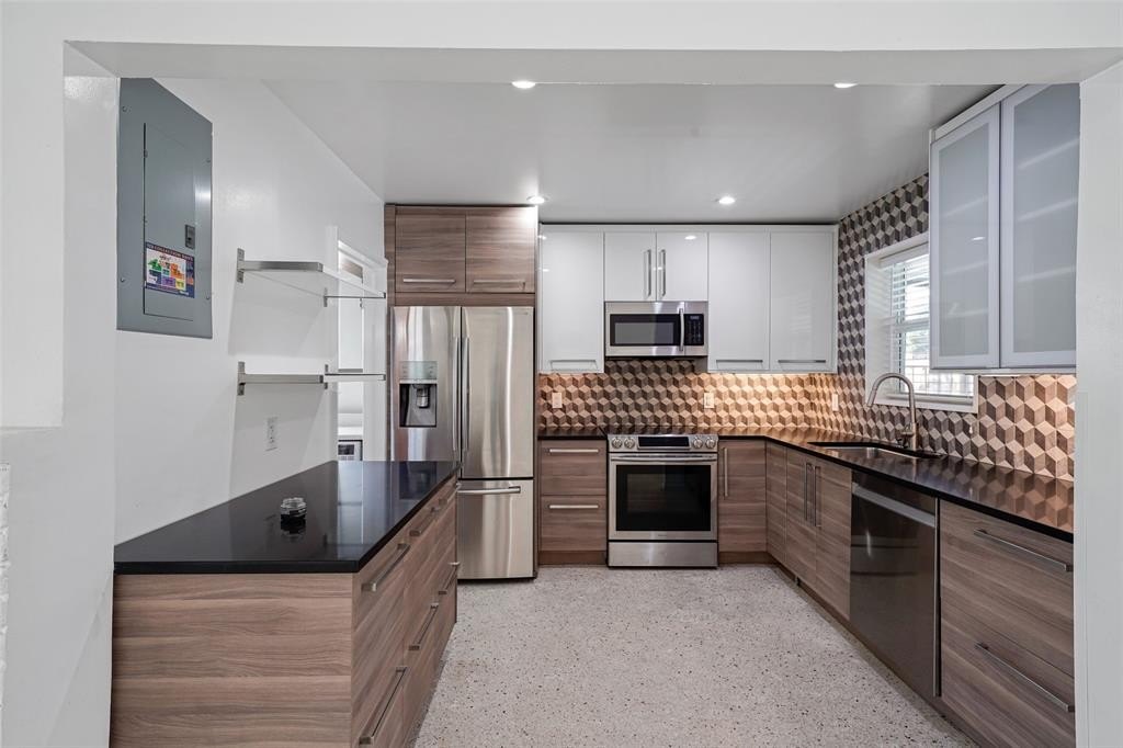 Hollywood, Florida, 33021, United States, 2 Bedrooms Bedrooms, ,1 BathroomBathrooms,Residential,For Sale,1982688