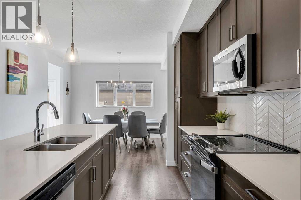 CALGARY, Alberta, T2X 4R1, CA, 3 Bedrooms Bedrooms, ,2 BathroomsBathrooms,Residential,For Sale,1949182