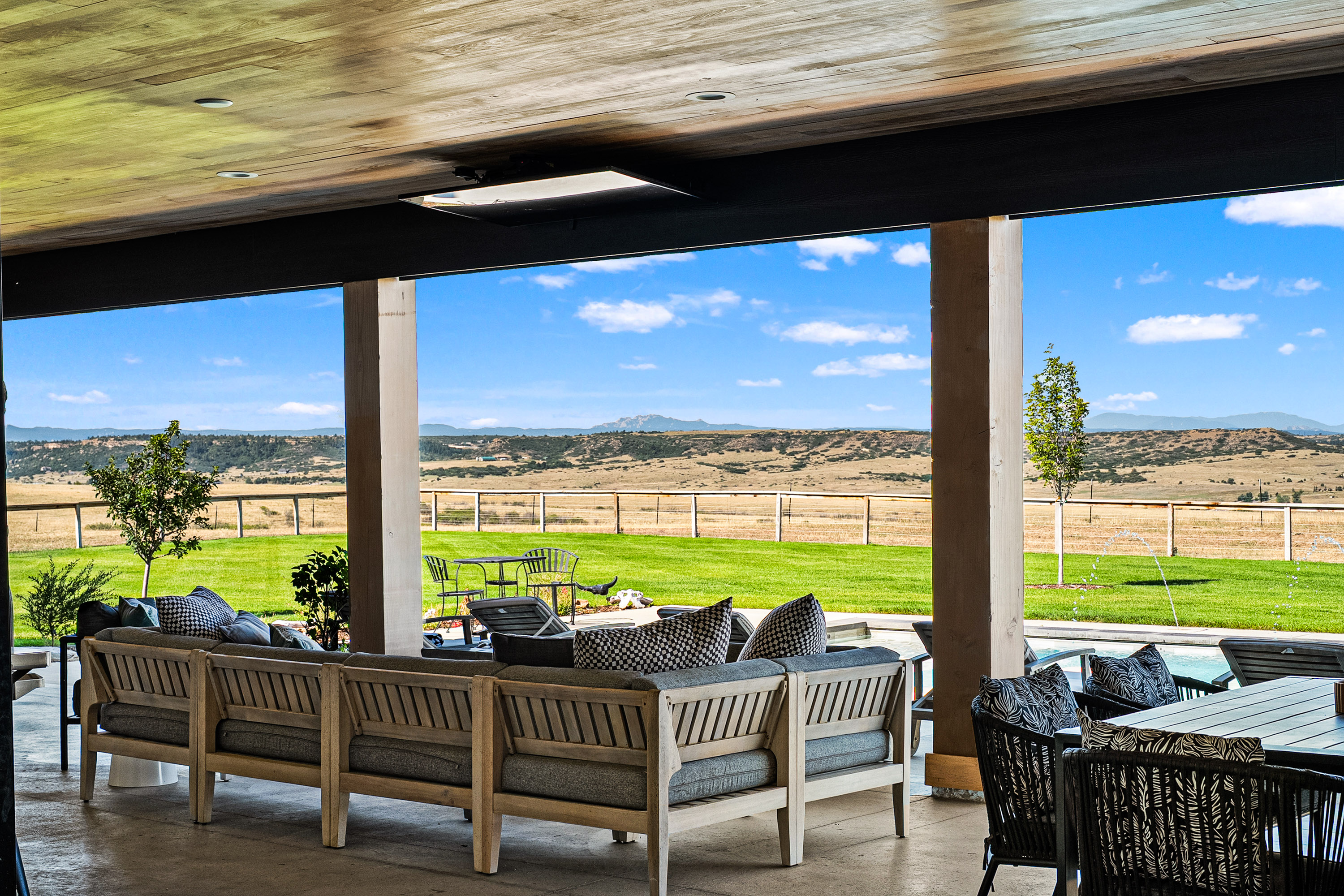  35 Acres  Front Range Views  Saltwater Pool  8,400 SF Workshop - 物件實景