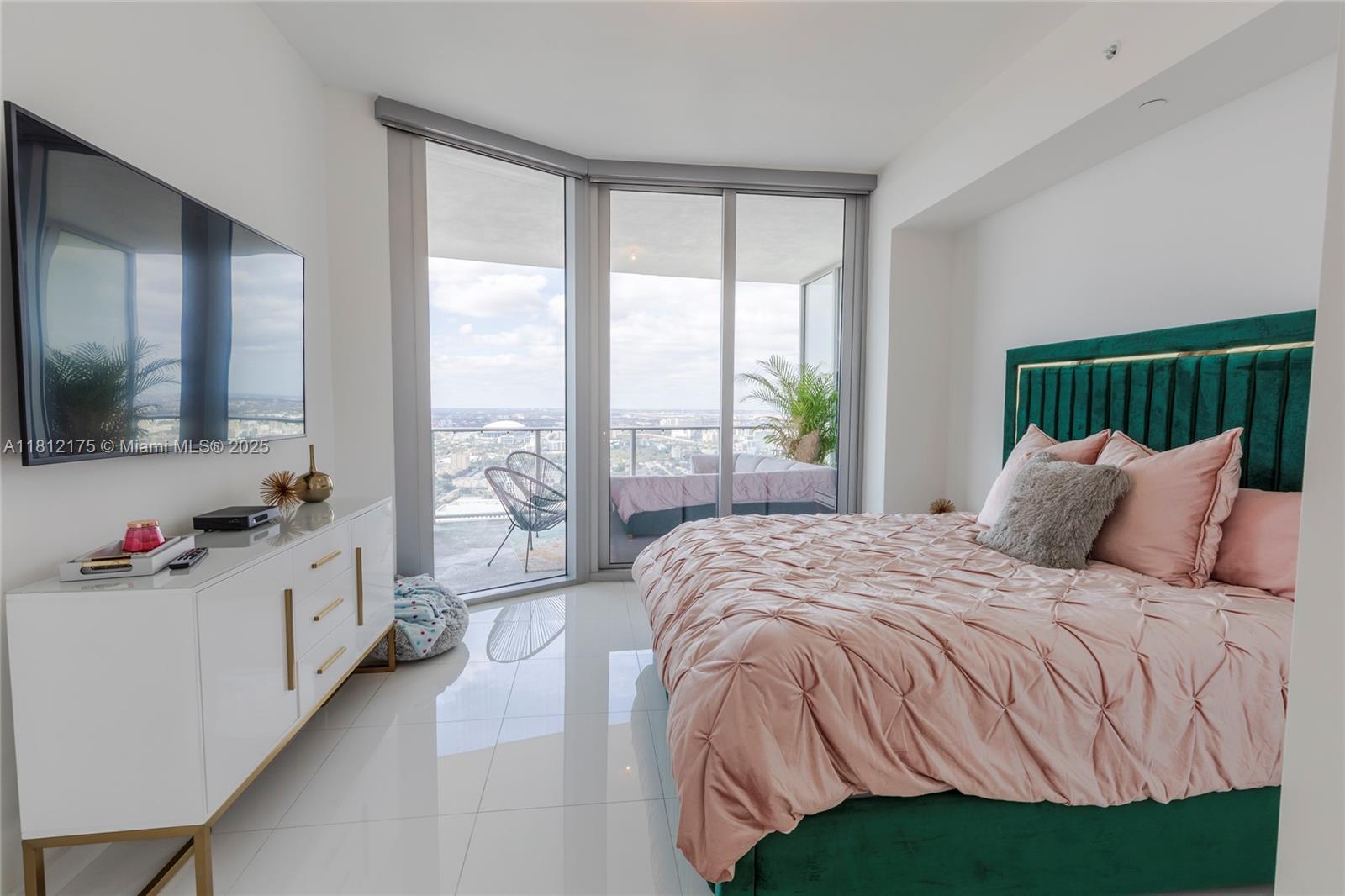 Miami, Florida, 33132, United States, 1 Bedroom Bedrooms, ,2 BathroomsBathrooms,Residential,For Sale,1837244
