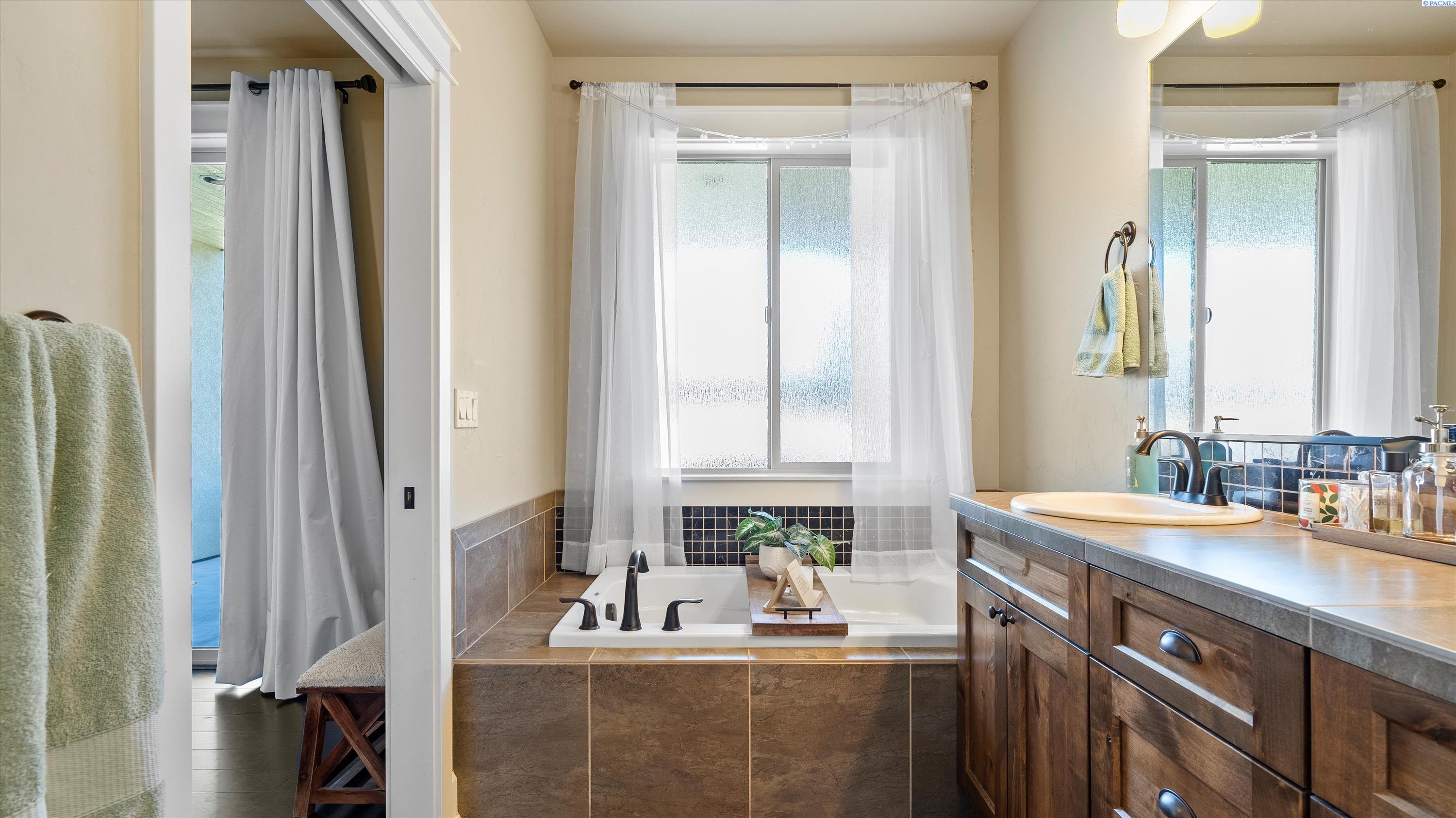 Richland, Washington, 99354, United States, 3 Bedrooms Bedrooms, ,2 BathroomsBathrooms,Residential,For Sale,1896289