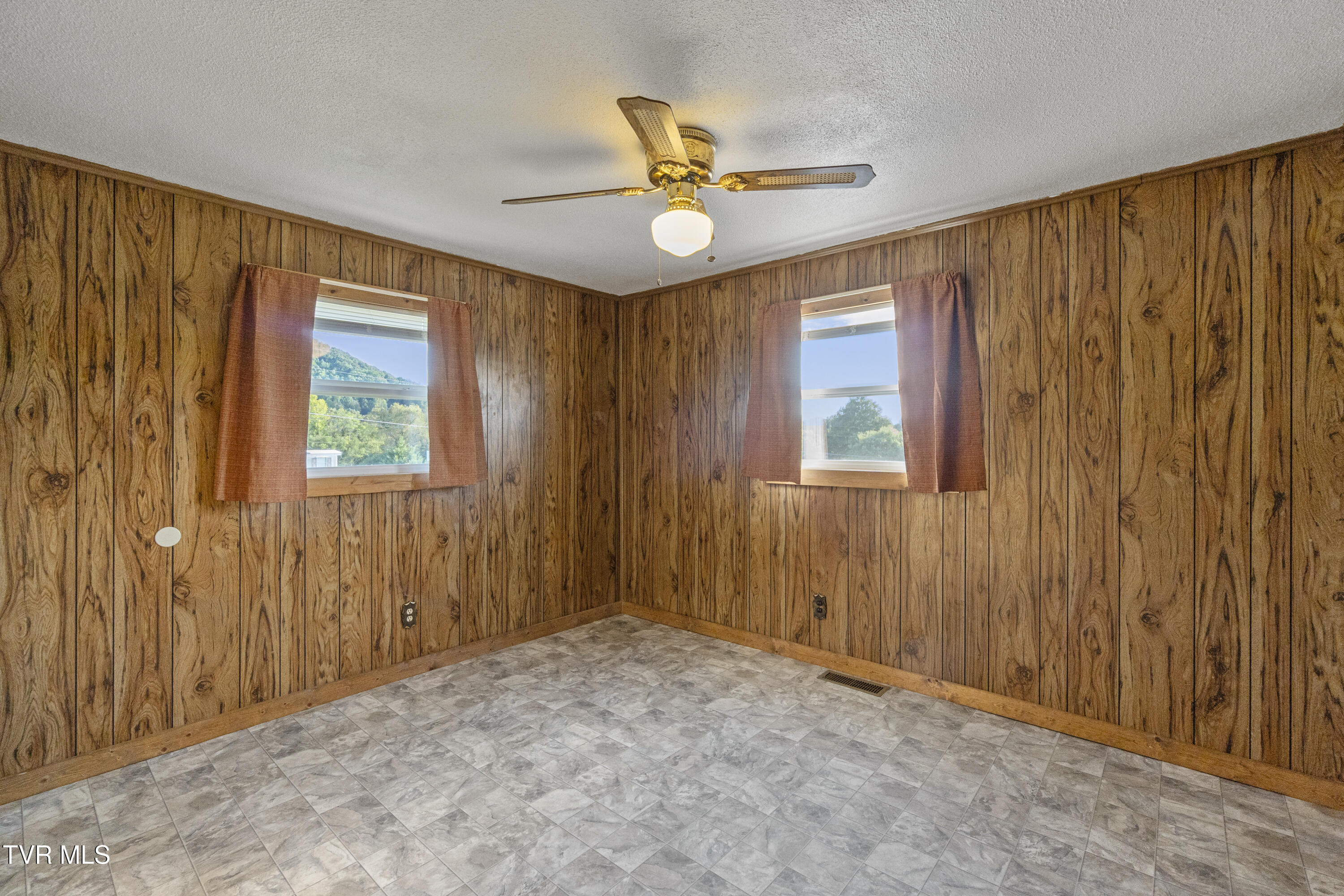 Greeneville, Tennessee, 37743, United States, 3 Bedrooms Bedrooms, ,2 BathroomsBathrooms,Residential,For Sale,1982221