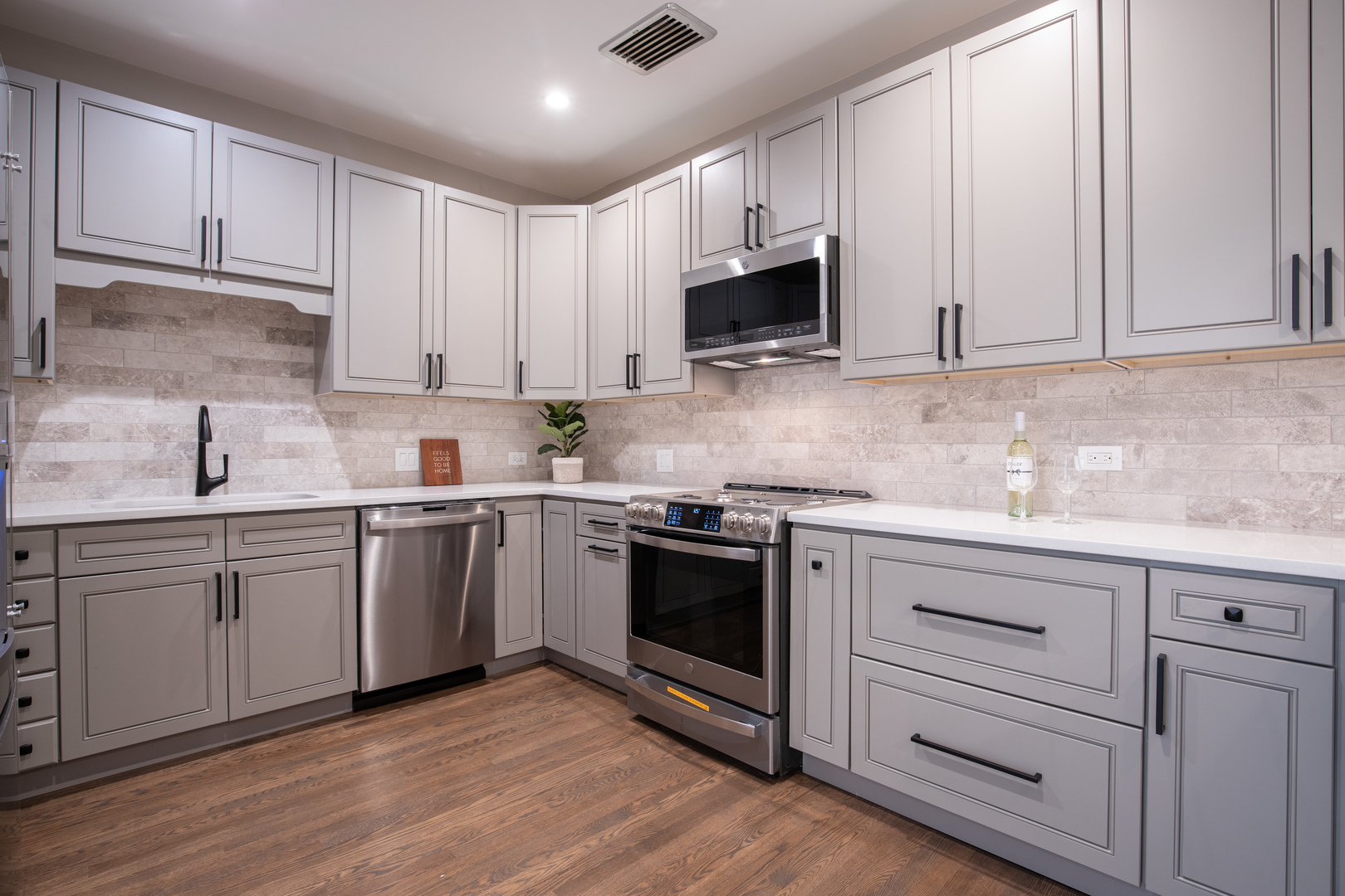 3631 N Pine Grove Avenue Unit C, Chicago, Illinois, 60613, United States, 4 Bedrooms Bedrooms, ,4 BathroomsBathrooms,Residential,For Sale,3631 N Pine Grove Avenue Unit C,1663160