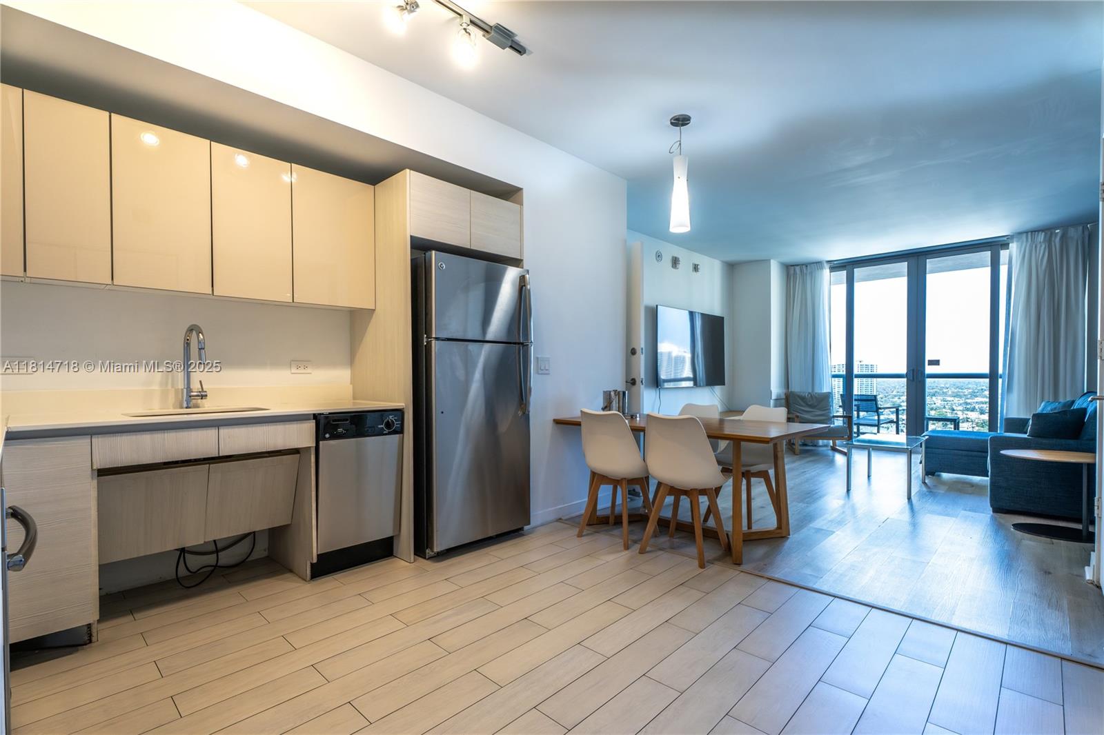 Hallandale Beach, Florida, 33009, United States, 2 Bedrooms Bedrooms, ,2 BathroomsBathrooms,Residential,For Sale,1840698