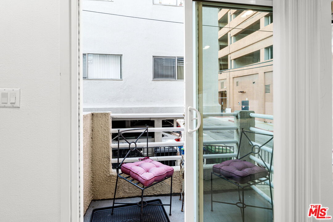 Los Angeles, California, 90049, United States, 2 Bedrooms Bedrooms, ,3 BathroomsBathrooms,Residential,For Sale,2003459