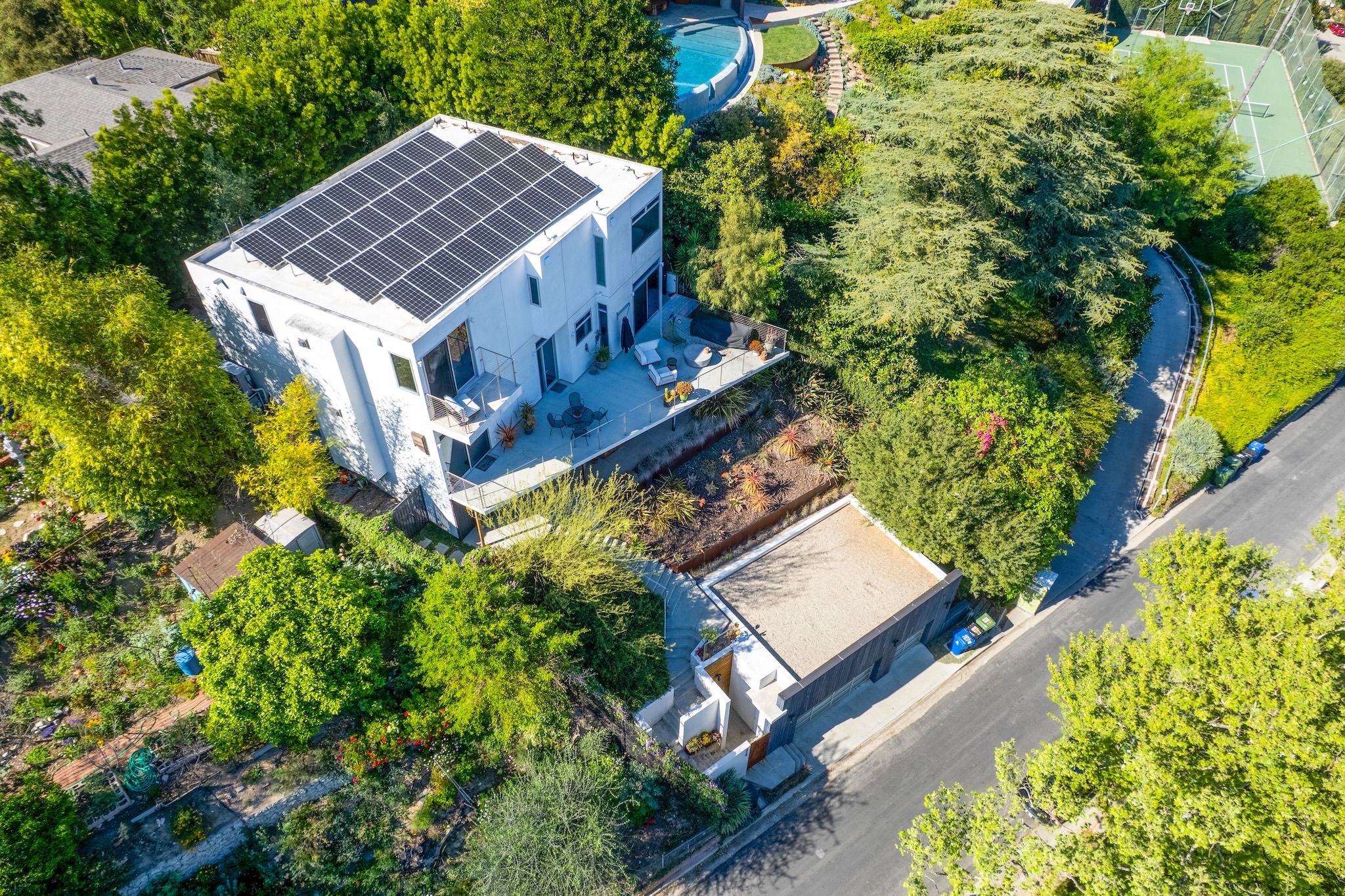  2129 Redcliff St - 物件實景
