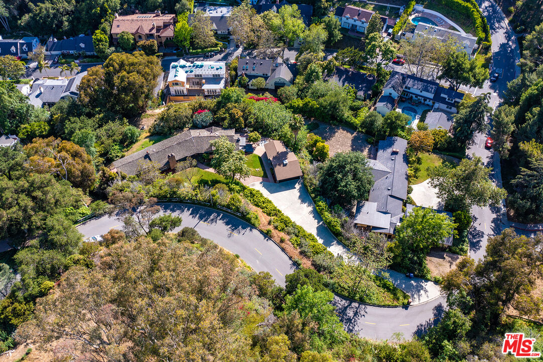 Los Angeles, California, 90049, United States, 2 Bedrooms Bedrooms, ,3 BathroomsBathrooms,Residential,For Sale,1819125