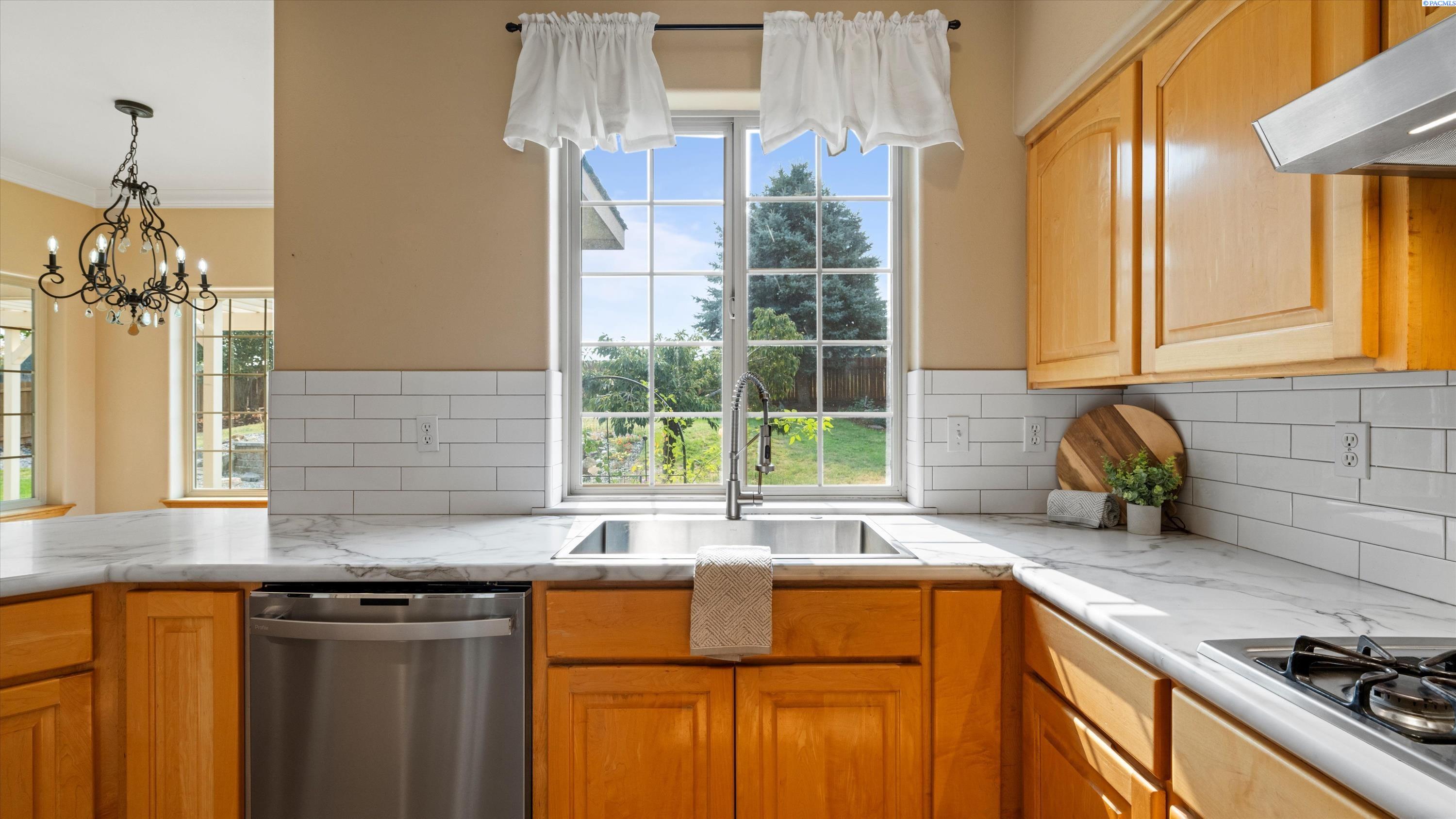 Richland, Washington, 99352, United States, 4 Bedrooms Bedrooms, ,3 BathroomsBathrooms,Residential,For Sale,1940830