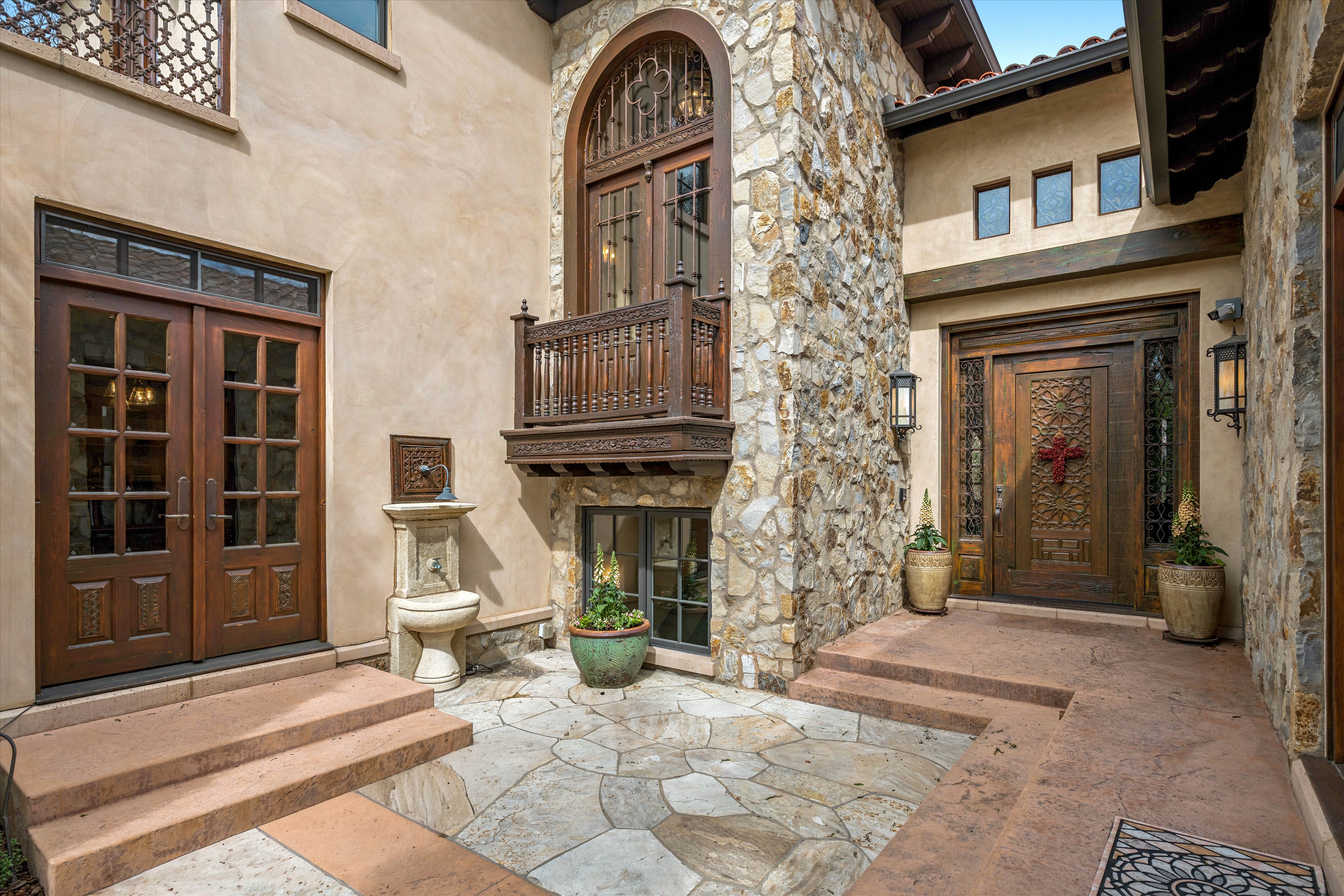  Rare Spanish Colonial Revival Home in One of Observatory Park - 物件實景