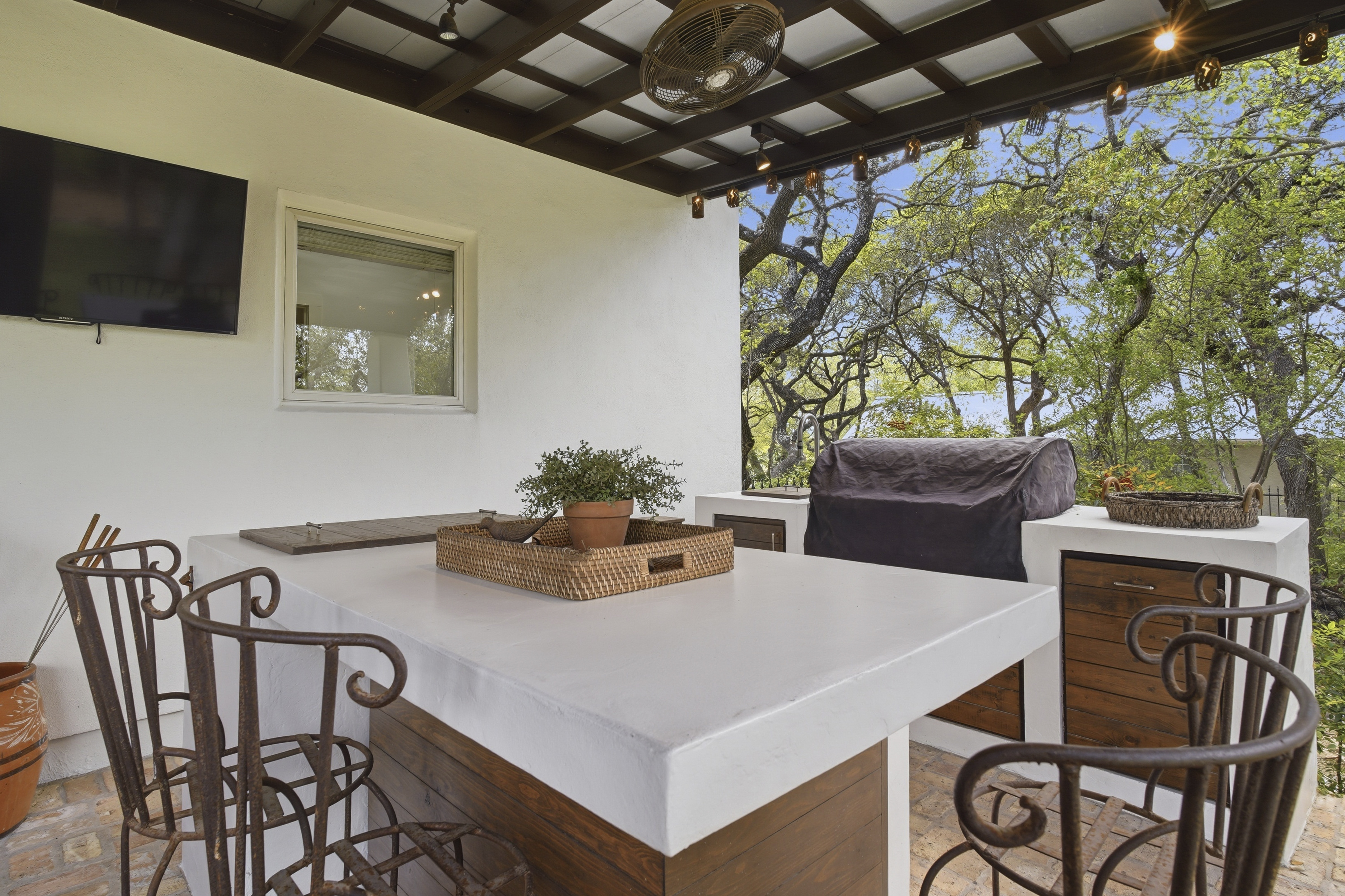  Custom-Designed Home on a 1-Acre - 物件實景