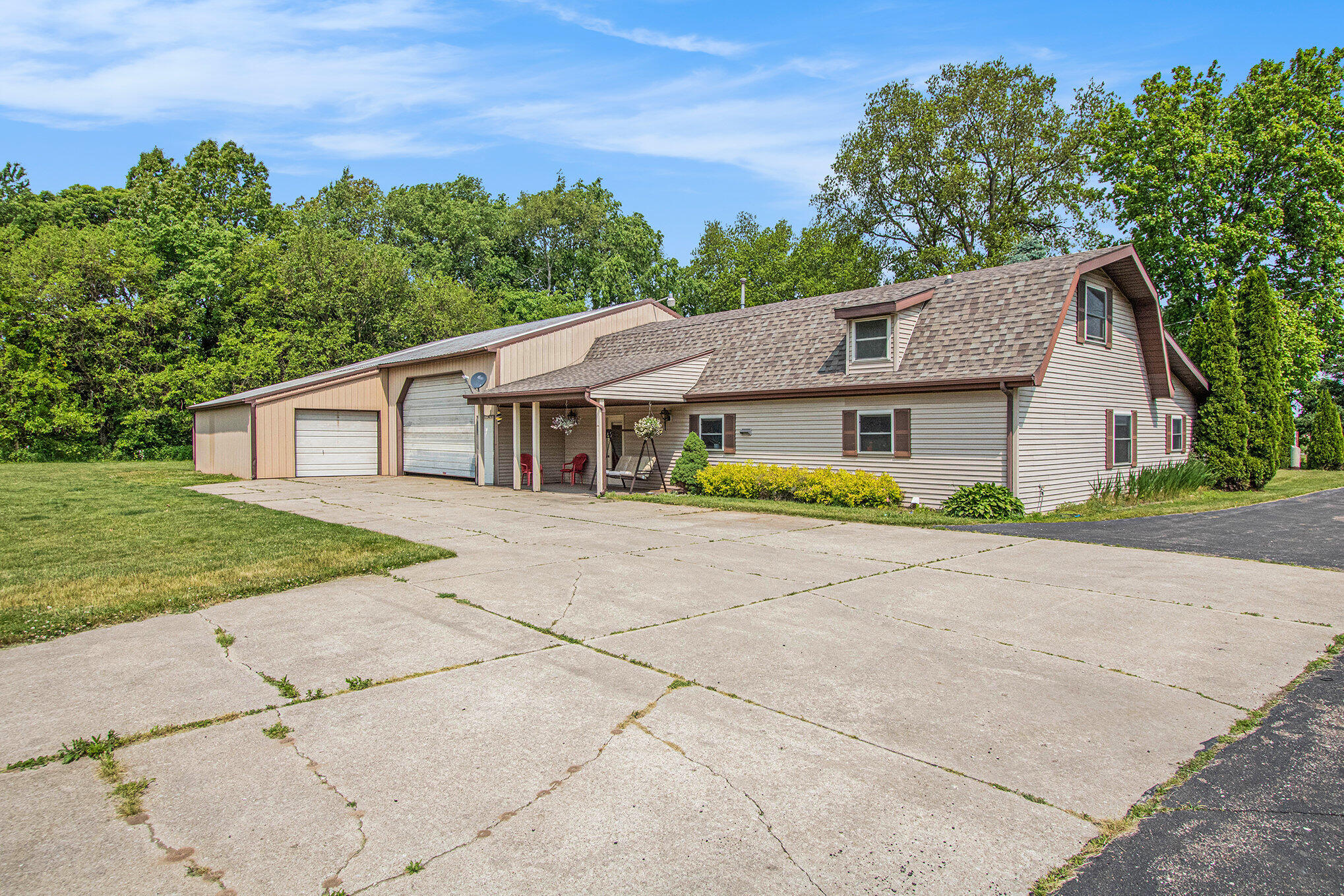 Niles, Michigan, 49120, United States, 2 Bedrooms Bedrooms, ,2 BathroomsBathrooms,Residential,For Sale,1979115