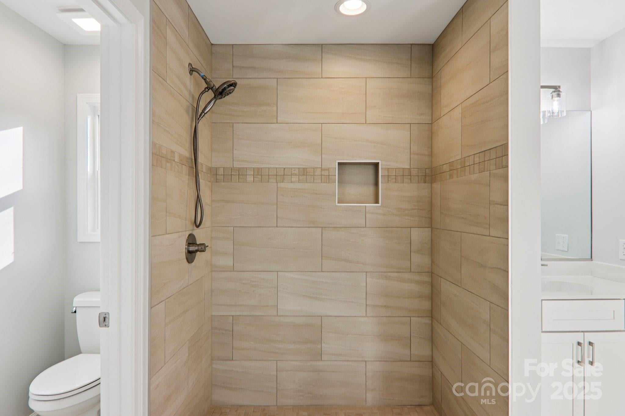 Candler, North Carolina, 28715, United States, 3 Bedrooms Bedrooms, ,3 BathroomsBathrooms,Residential,For Sale,2002526