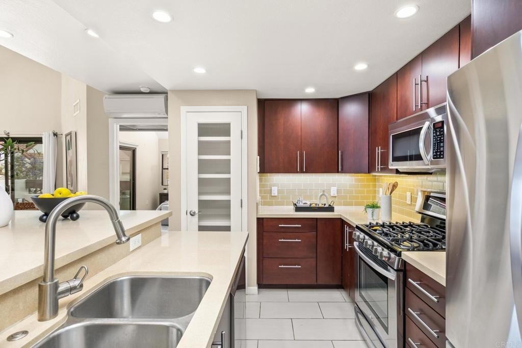 San Diego, California, 92101, United States, 2 Bedrooms Bedrooms, ,2 BathroomsBathrooms,Residential,For Sale,1760340