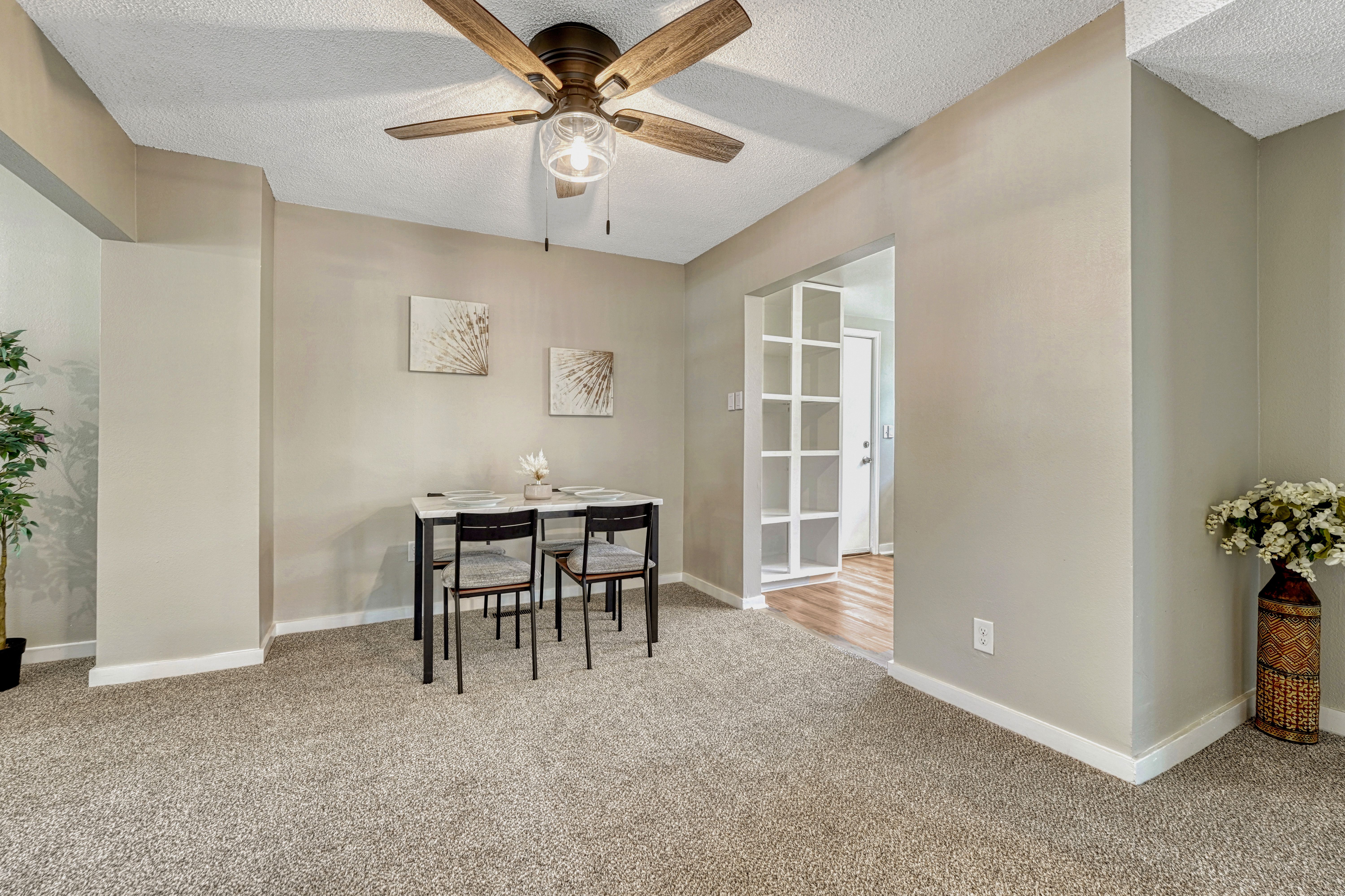  Welcome to This Beautifully Updated Home in Calvert Heights - 物件實景