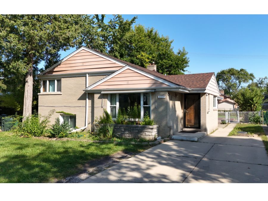 Lincolnwood, Illinois, 60712, United States, 3 Bedrooms Bedrooms, ,2 BathroomsBathrooms,Residential,For Sale,1951315