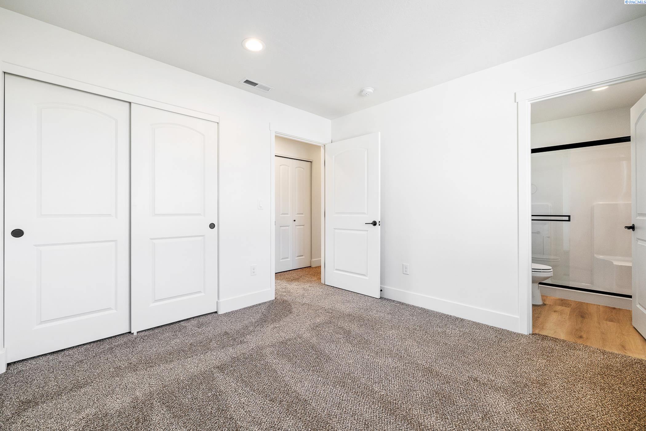 Kennewick, Washington, 99337, United States, 6 Bedrooms Bedrooms, ,Residential,For Sale,1940444