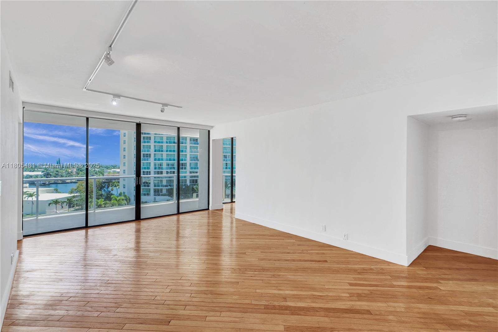 Aventura, Florida, 33180, United States, 2 Bedrooms Bedrooms, ,2 BathroomsBathrooms,Residential,For Sale,1827692