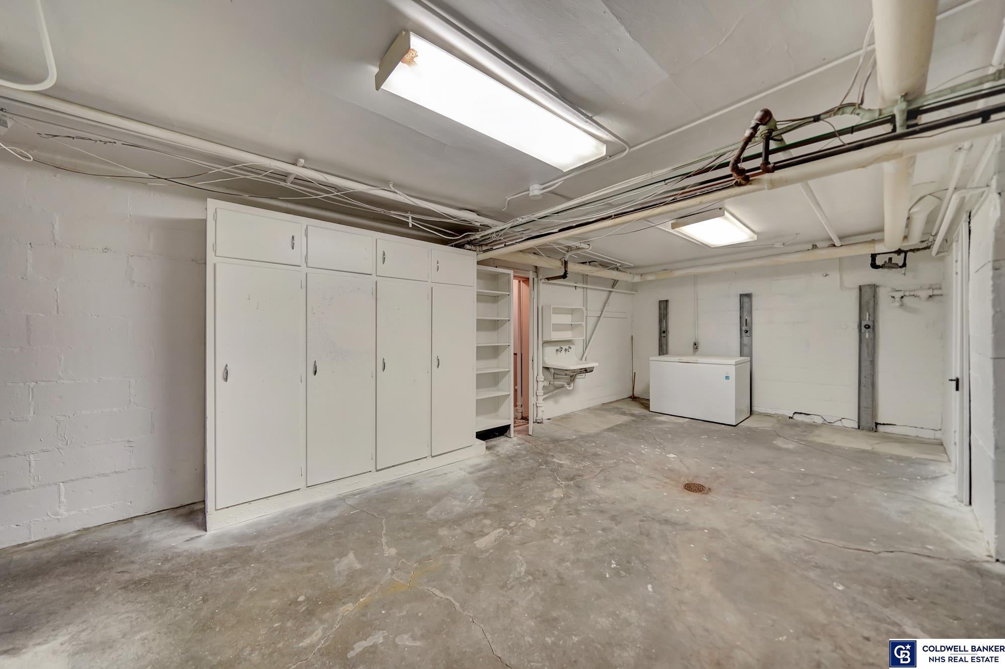 Lincoln, Nebraska, 68510, United States, 6 Bedrooms Bedrooms, ,2 BathroomsBathrooms,Residential,For Sale,1796246