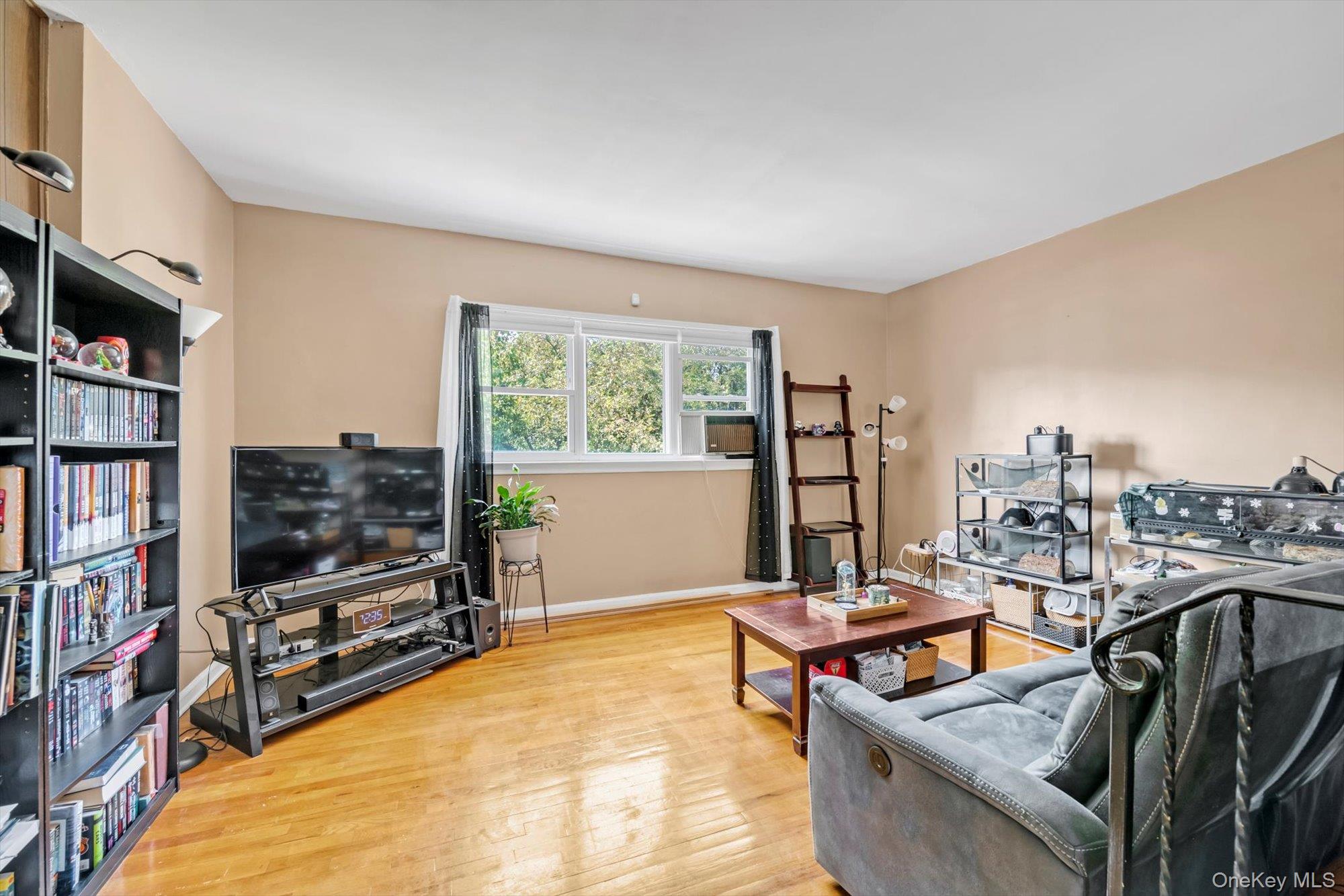 Bronx, New York, 10465, United States, 3 Bedrooms Bedrooms, ,2 BathroomsBathrooms,Residential,For Sale,1919704