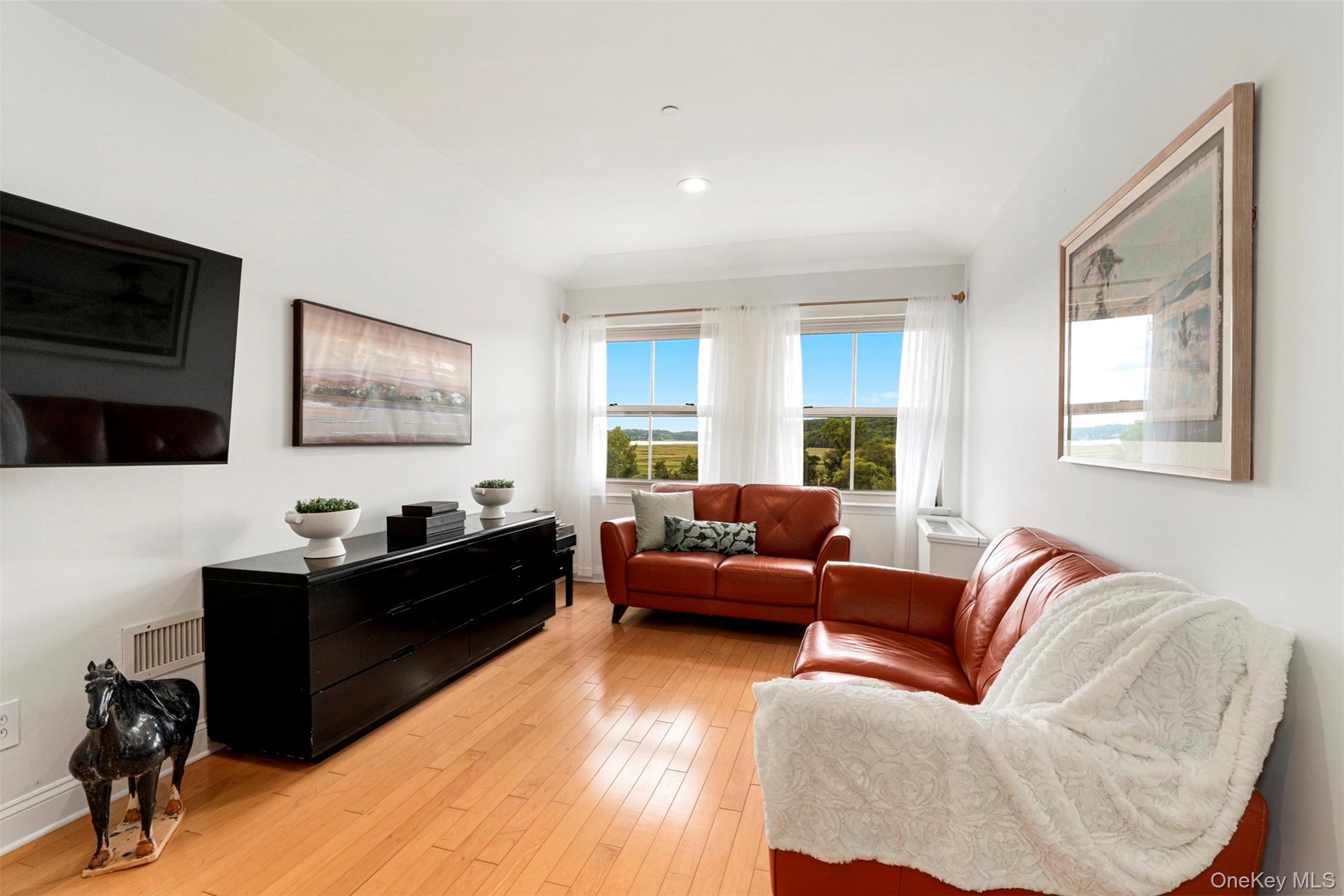 Piermont, New York, 10968, United States, 2 Bedrooms Bedrooms, ,3 BathroomsBathrooms,Residential,For Sale,1941803