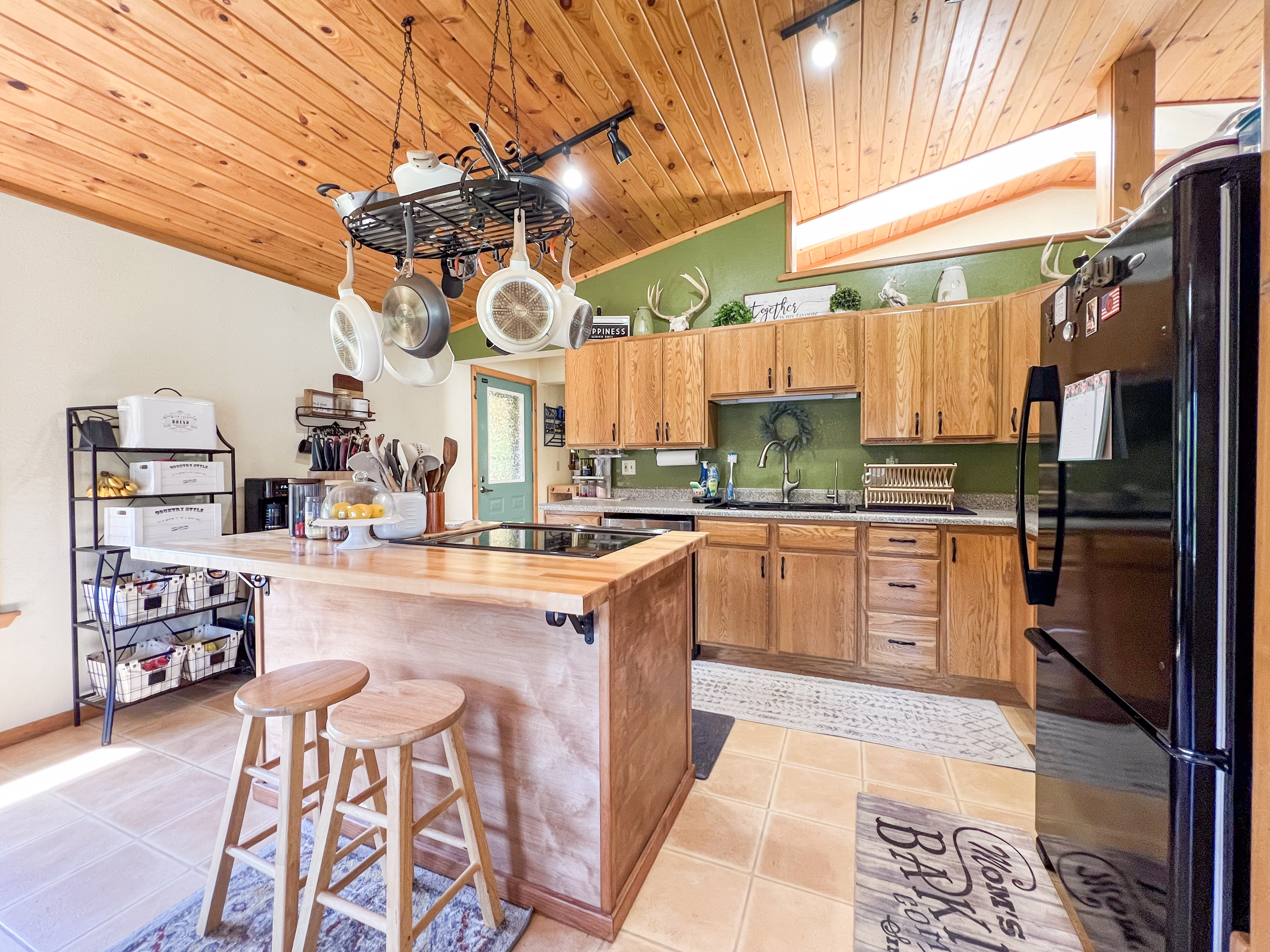Colville, Washington, 99114, United States, 2 Bedrooms Bedrooms, ,2 BathroomsBathrooms,Residential,For Sale,1928739