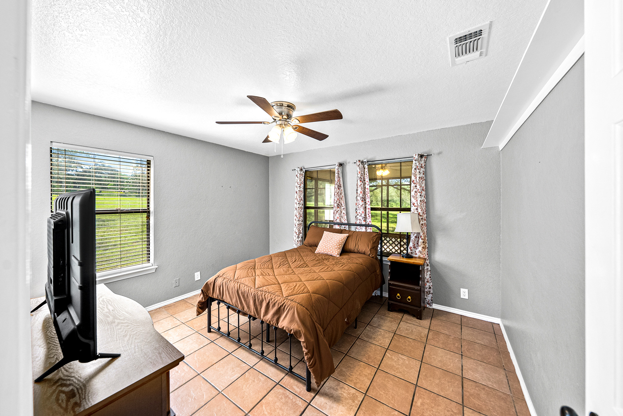  Private 10-Acre Horse Property in Lytle - 物件實景
