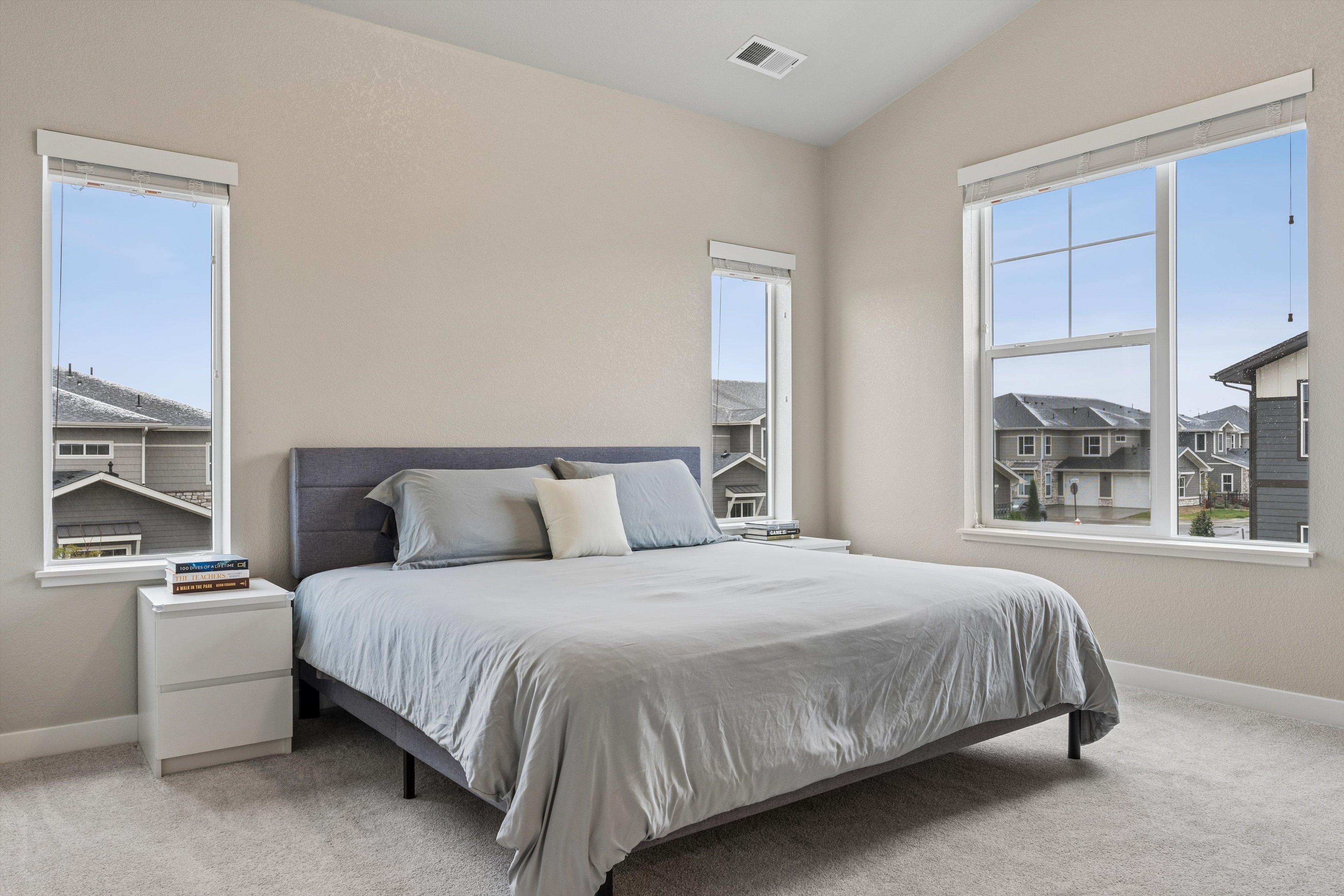  Beautifully Maintained 3-Bed, 3-Bath End Unit Home with an Attached 2-Car Garage - 物件實景