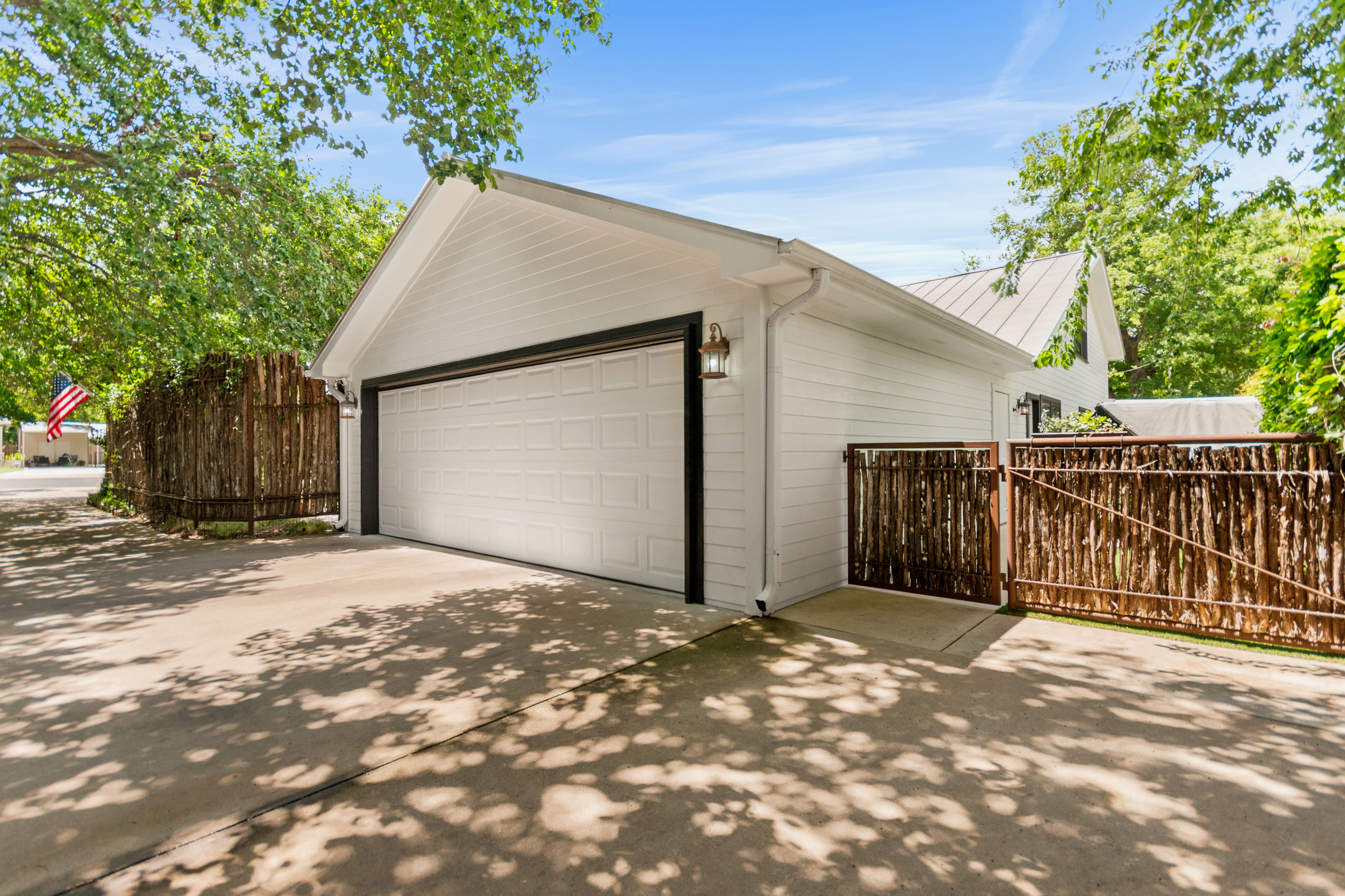  Privacy, Hill Country Charm and Income Potential - 物件實景