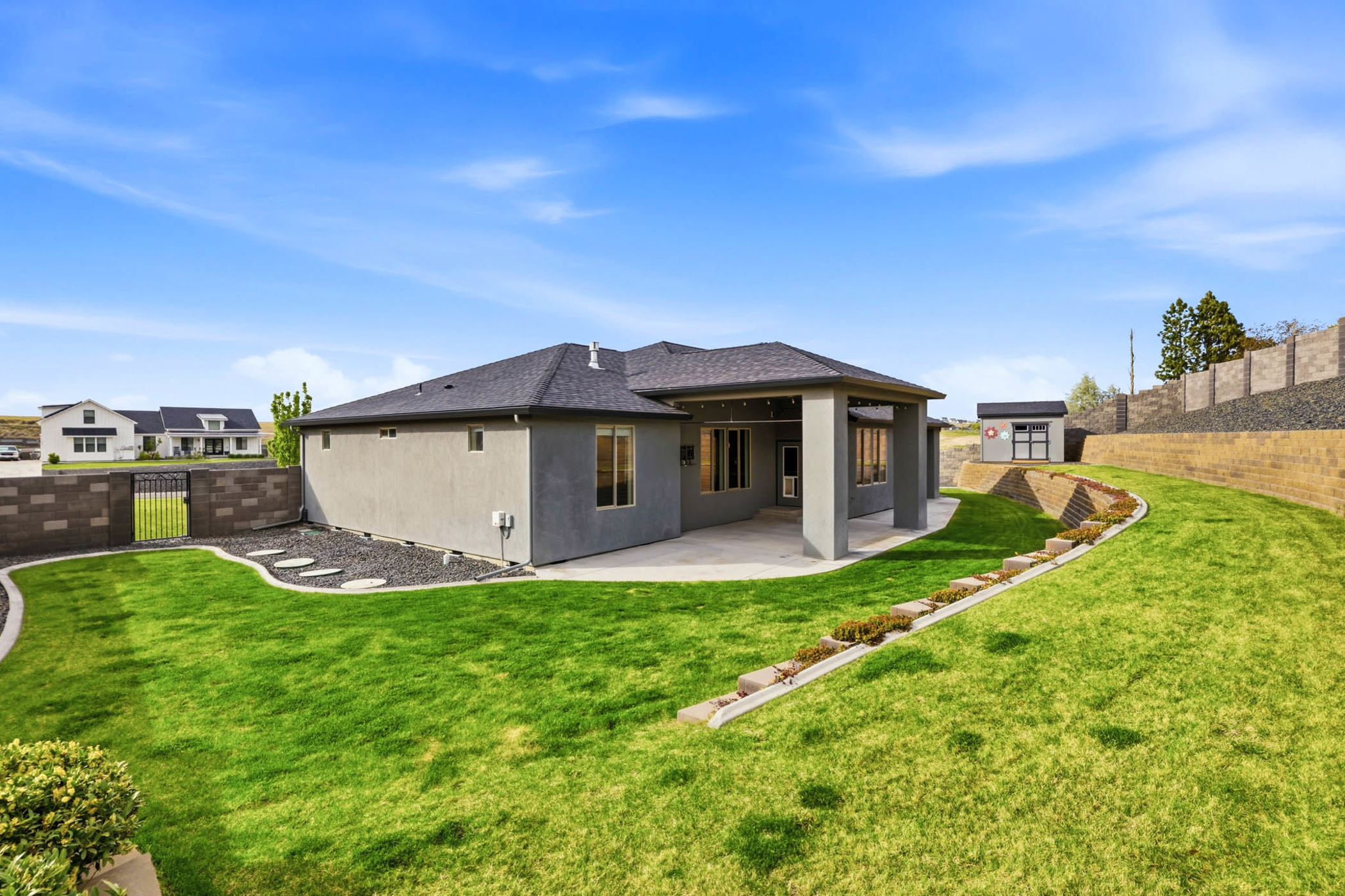  4 car garage in cul-de-sac Upgrades, single level - 物件實景