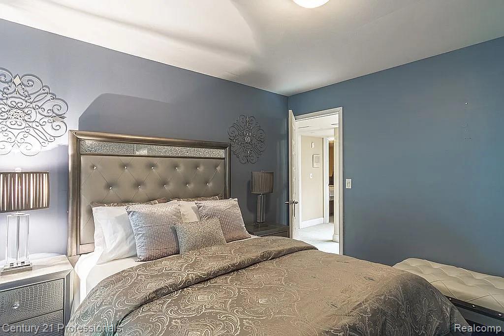 OrchardLake, Michigan, 48323, United States, 5 Bedrooms Bedrooms, ,5 BathroomsBathrooms,Residential,For Sale,1980200