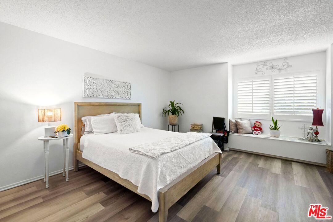 Reseda, California, 91335, United States, 2 Bedrooms Bedrooms, ,3 BathroomsBathrooms,Residential,For Sale,1995543