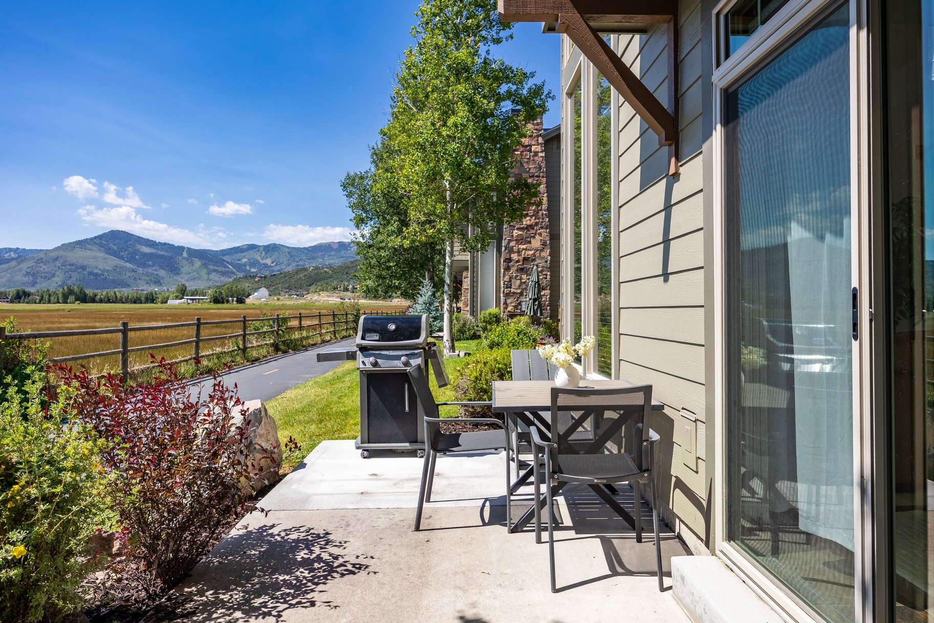  Exceptional Fox Point Townhome with Mountain Views & Prime Location - 物件實景