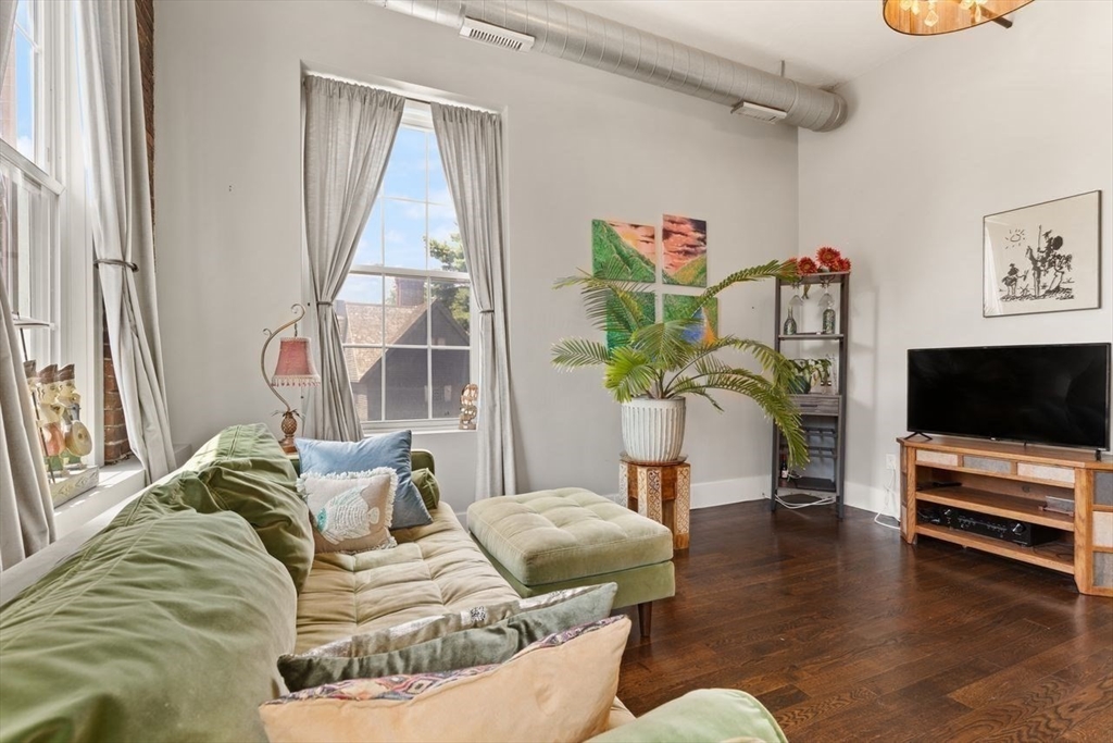 Salem, Massachusetts, 01970, United States, 2 Bedrooms Bedrooms, ,2 BathroomsBathrooms,Residential,For Sale,1896365