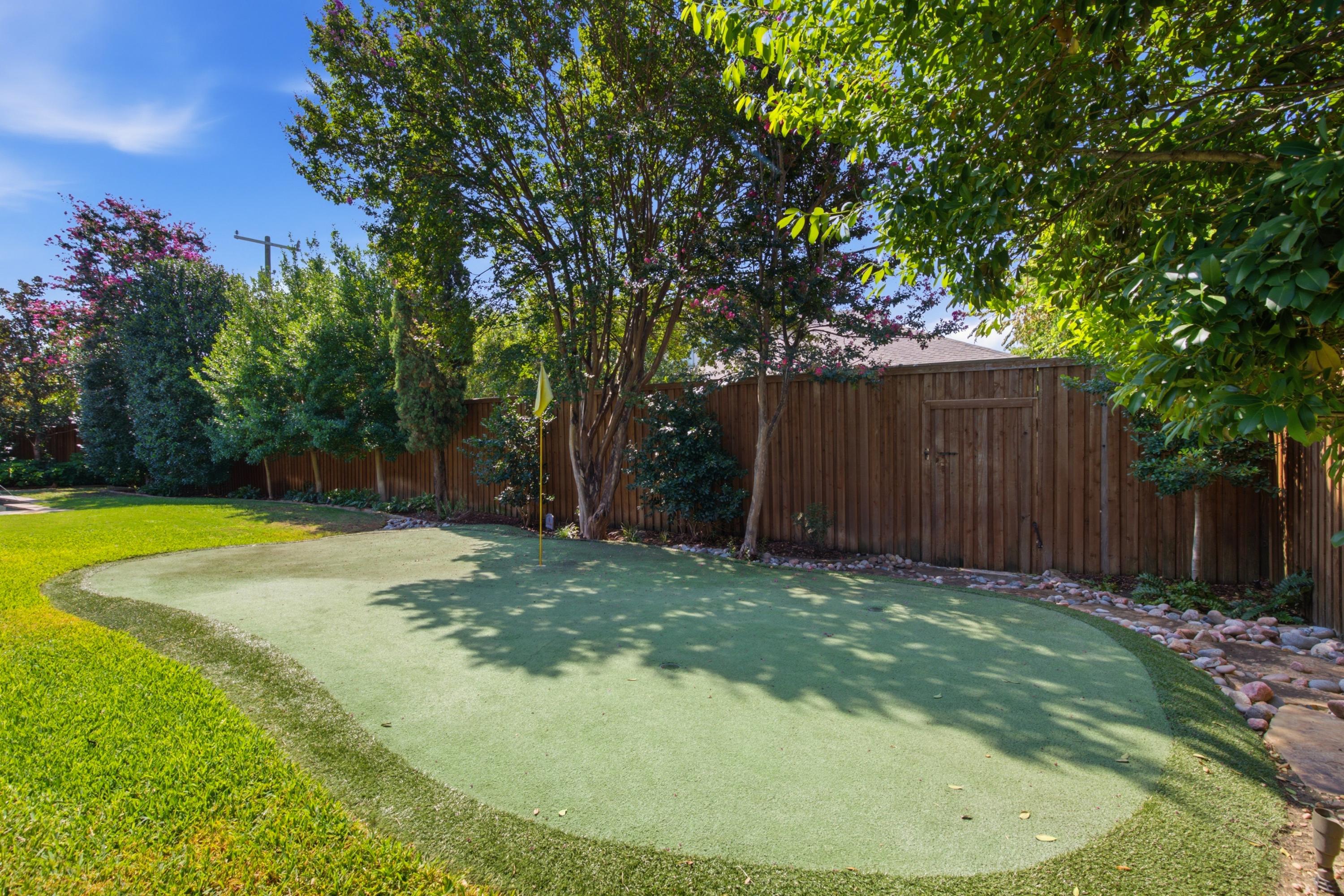  Preston Hollow Home with Pool, Primary Suite Down, 3-Car Garage & Solar - 物件實景