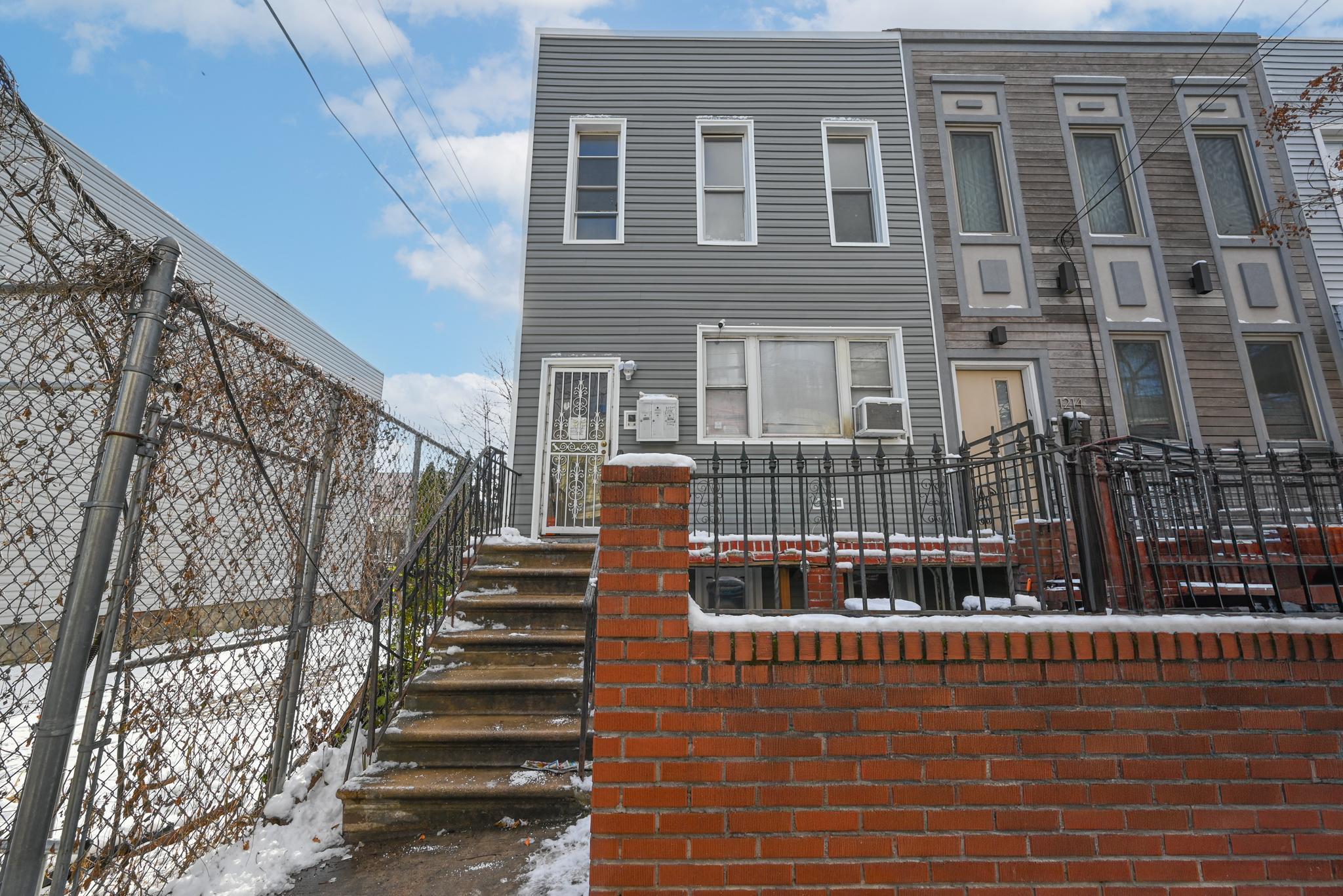 Astoria, New York, 11102, United States, 5 Bedrooms Bedrooms, ,2 BathroomsBathrooms,Residential,For Sale,1895172