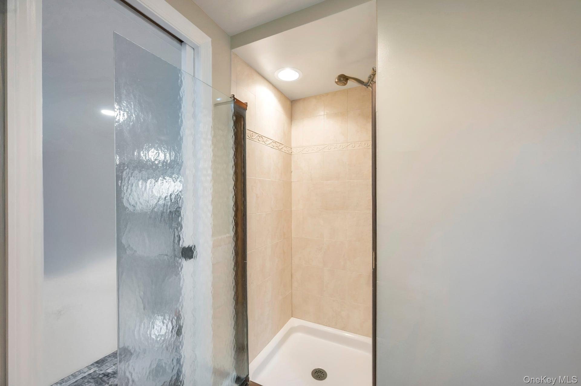 Freeport, New York, 11520, United States, 3 Bedrooms Bedrooms, ,2 BathroomsBathrooms,Residential,For Sale,1998348