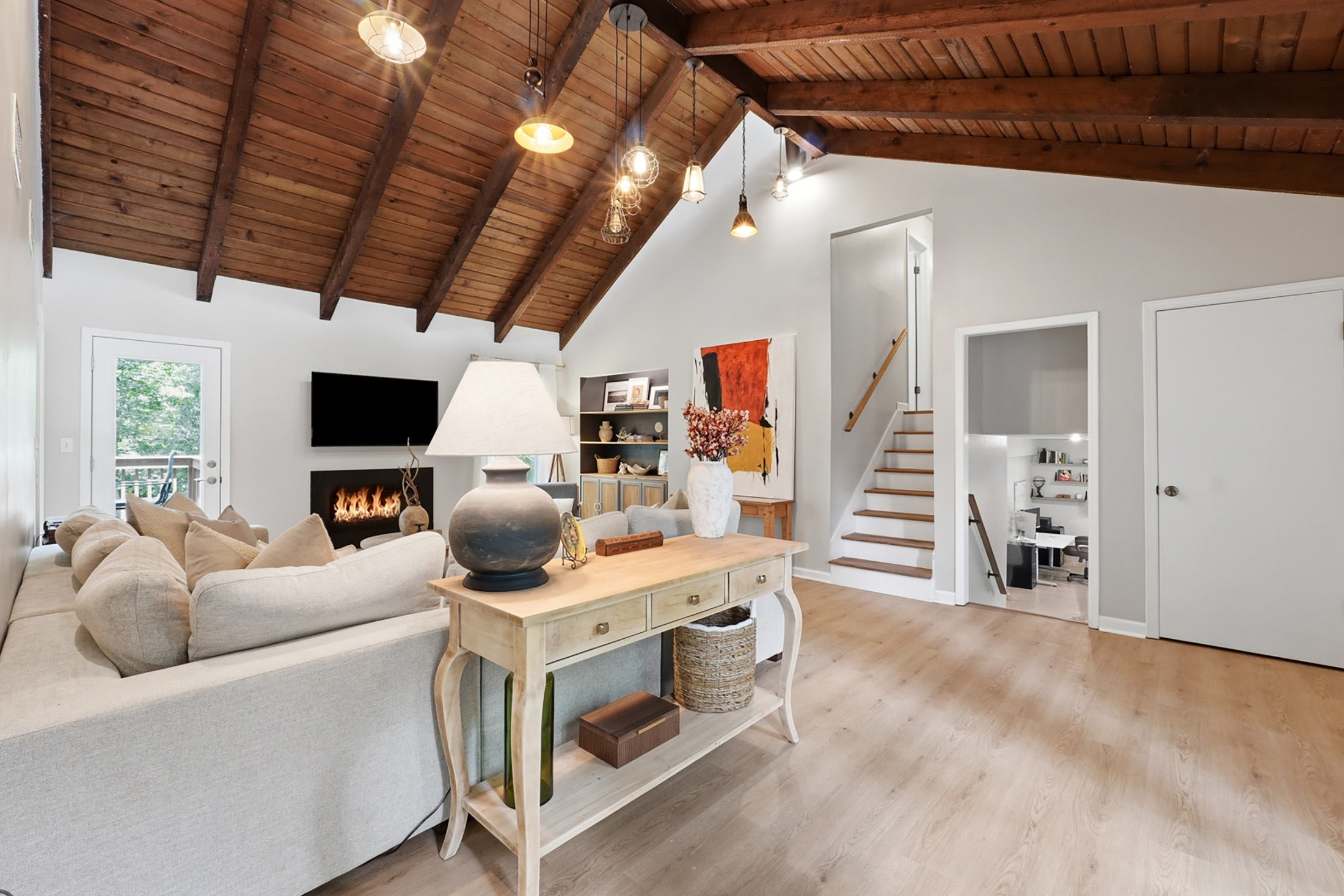  Lassiter HS Contemporary – Architectural Character Meets Thoughtful Renovation - 物件實景