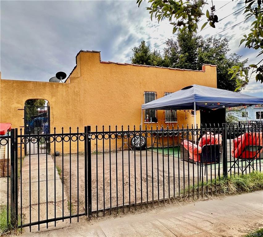 Los Angeles, California, 90001, United States, 4 Bedrooms Bedrooms, ,Residential,For Sale,1981785