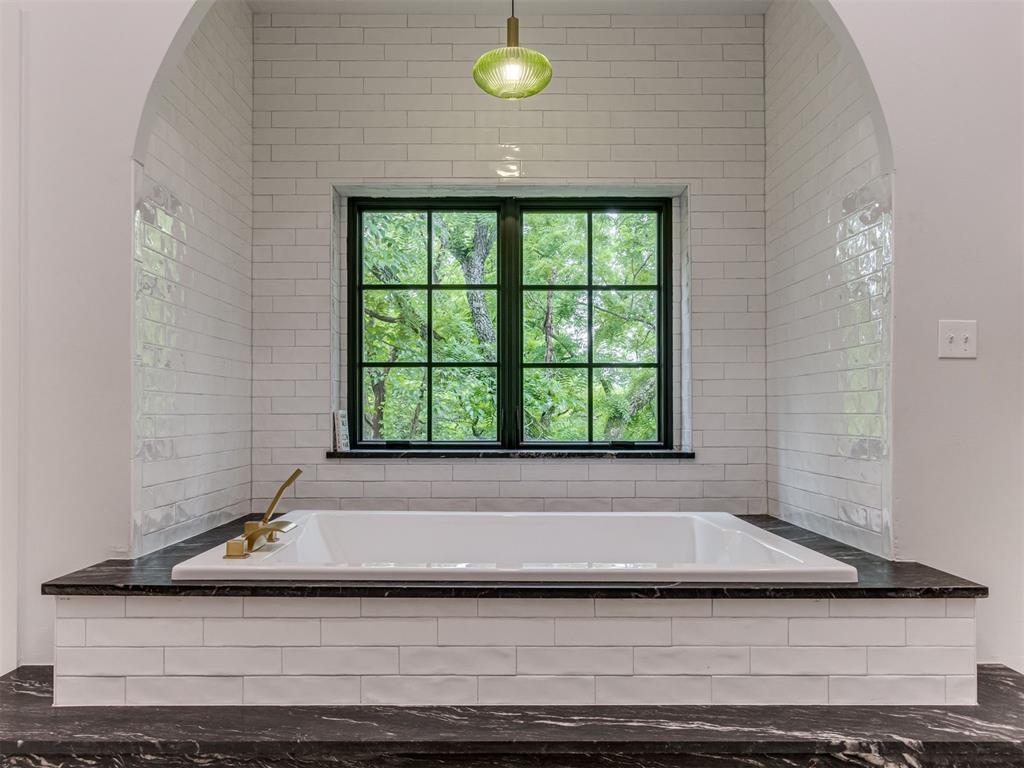 Oklahoma City, Oklahoma, 73131, United States, 4 Bedrooms Bedrooms, ,5 BathroomsBathrooms,Residential,For Sale,1919508
