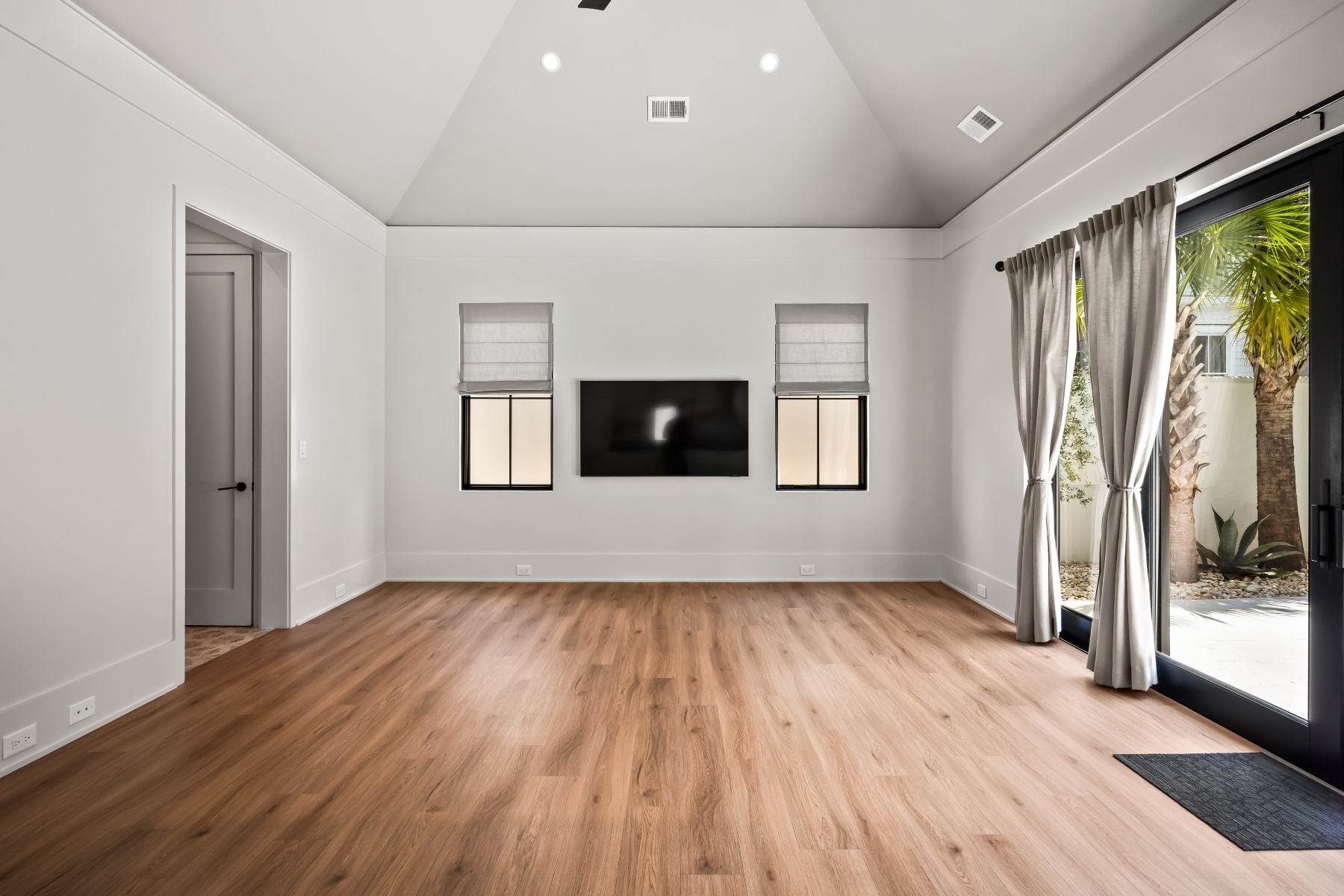  700 Stucco Lane, Mount Pleasant - 物件實景