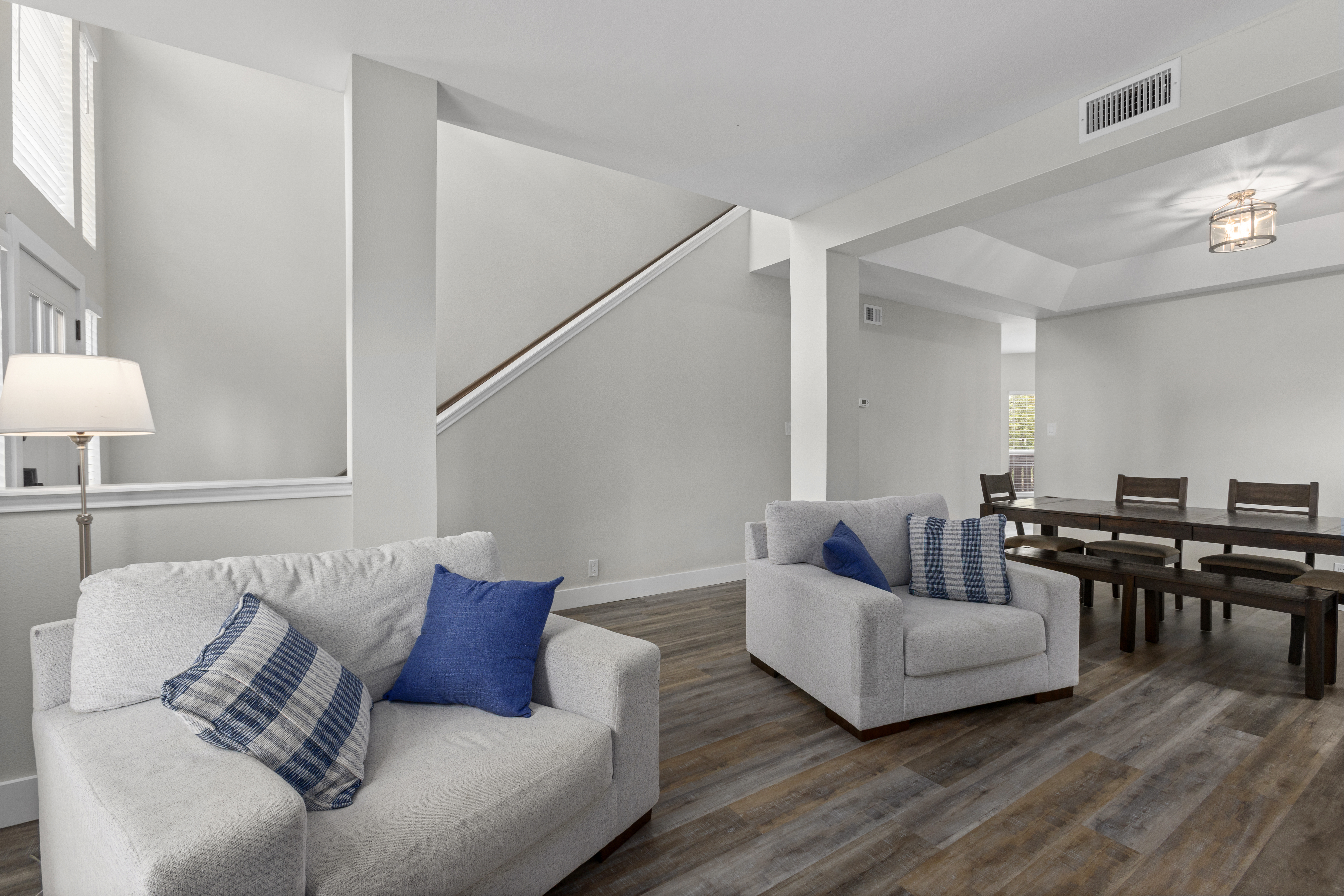  Modern Updates and Generous Living Spaces - 物件實景