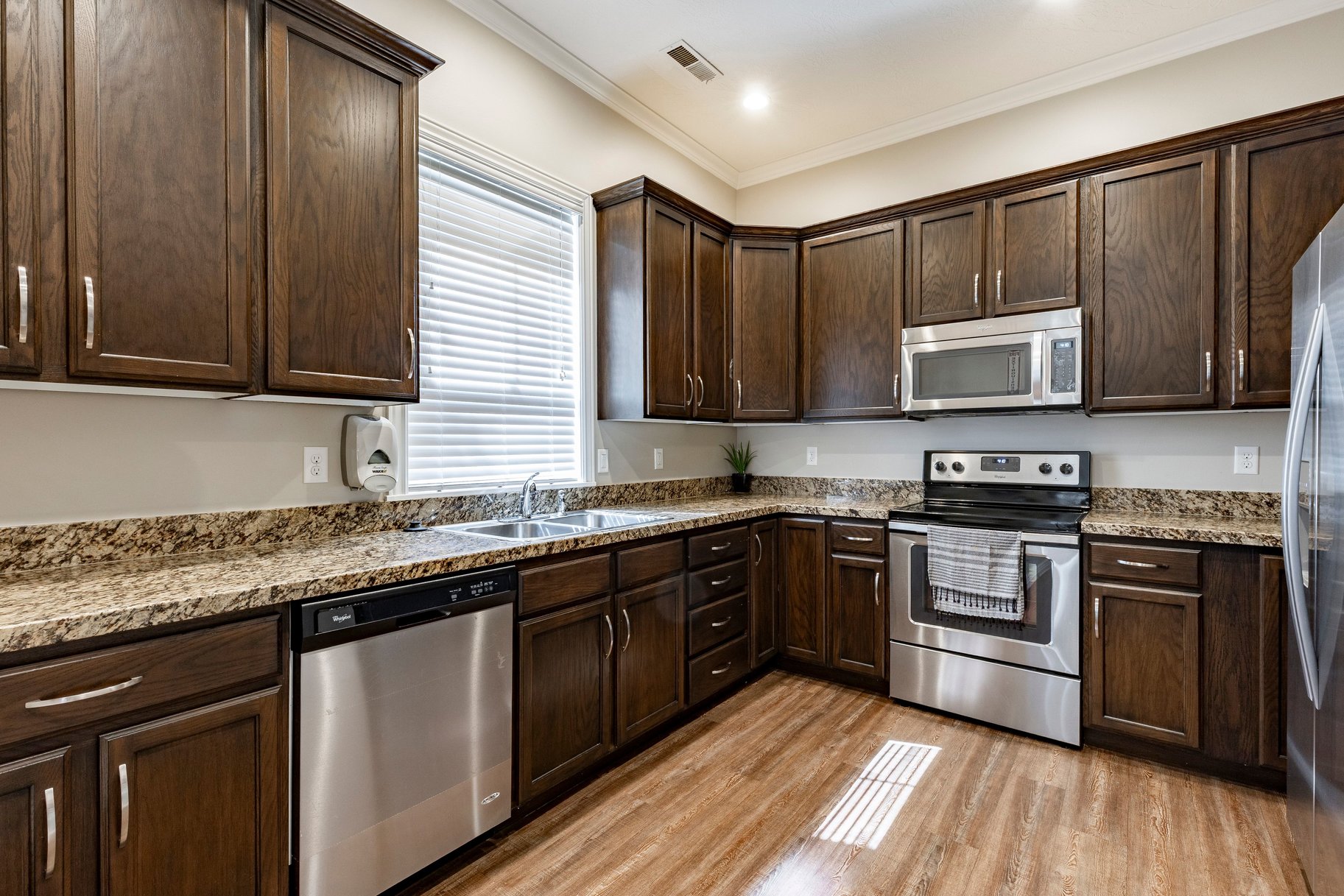  Fully Remodeled End-Unit in Prime Midvale Location - 物件實景