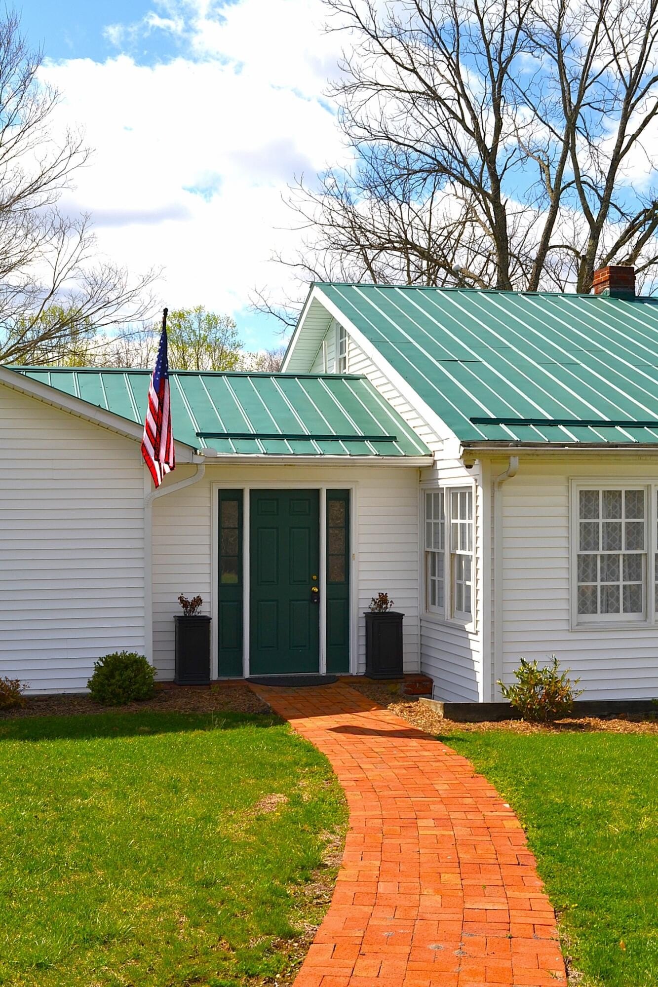 Alderson, West Virginia, 24910, United States, 3 Bedrooms Bedrooms, ,4 BathroomsBathrooms,Residential,For Sale,1751308