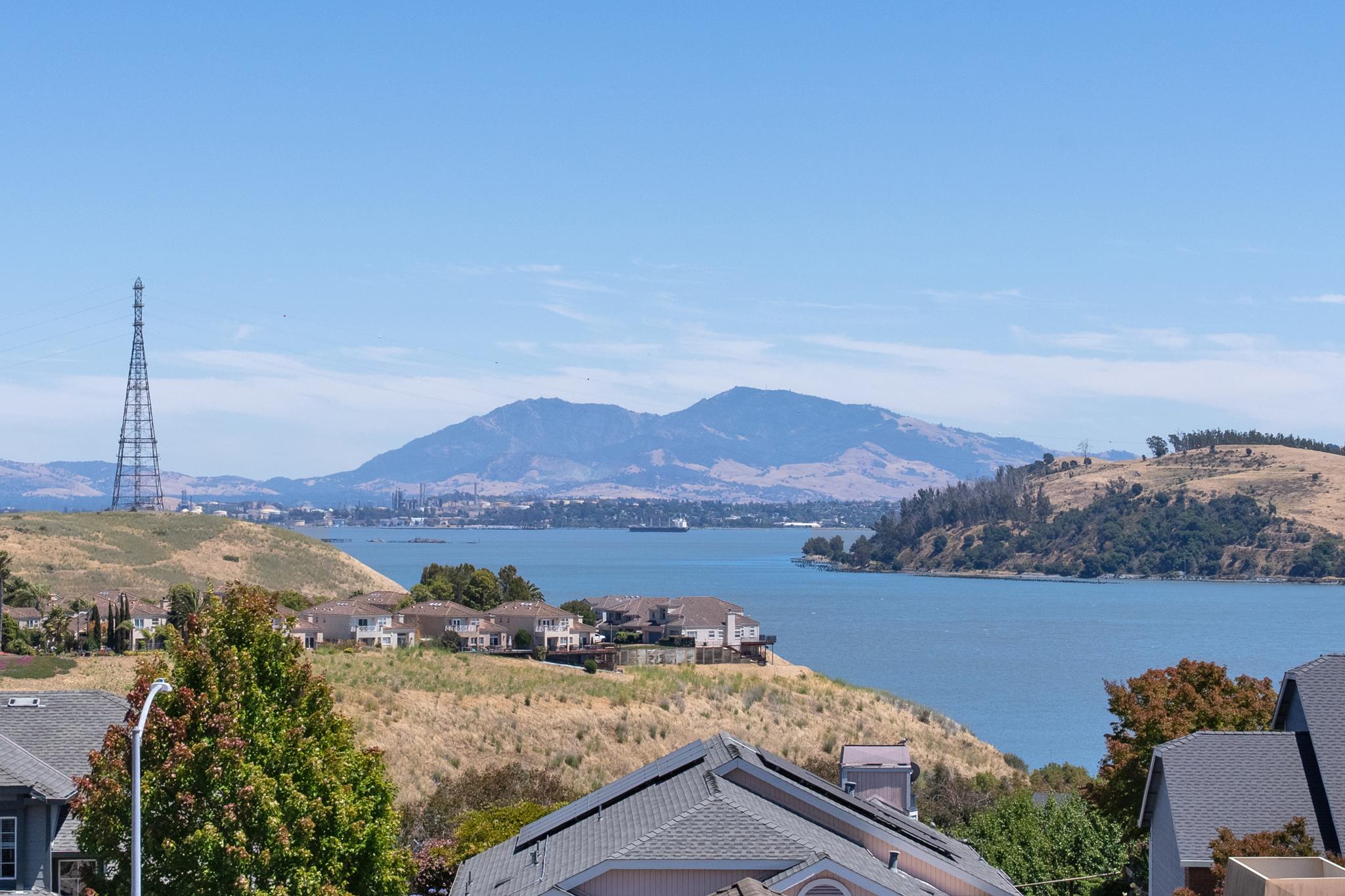  Beautifully Updated Home with Stunning Water Views - 物件實景