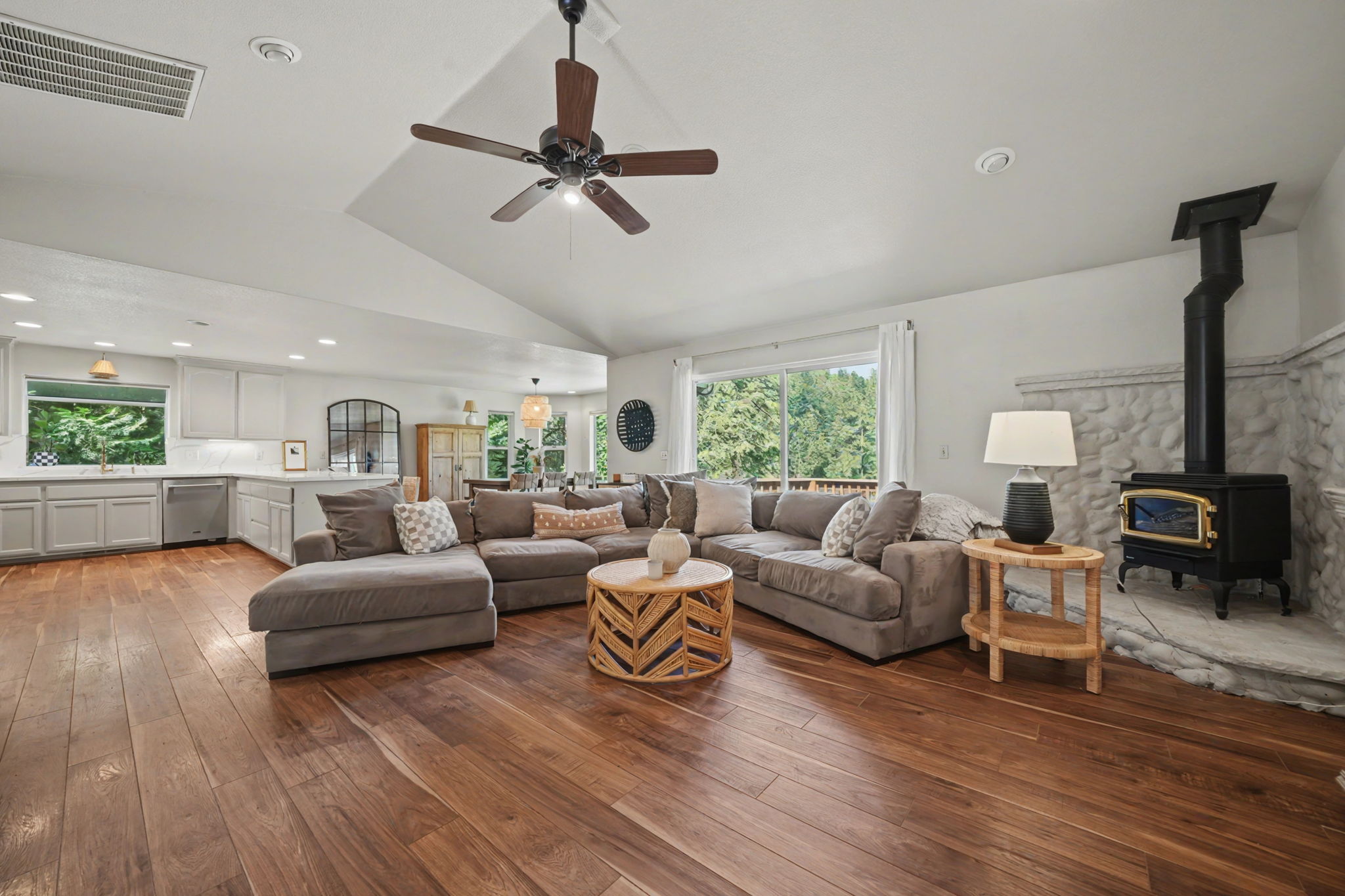  Quiet Cul-de-Sac Living with Views, Modern Updates - 物件實景