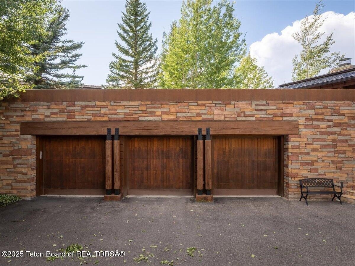 Jackson, Wyoming, 83001, United States, 4 Bedrooms Bedrooms, ,5 BathroomsBathrooms,Residential,For Sale,1979061