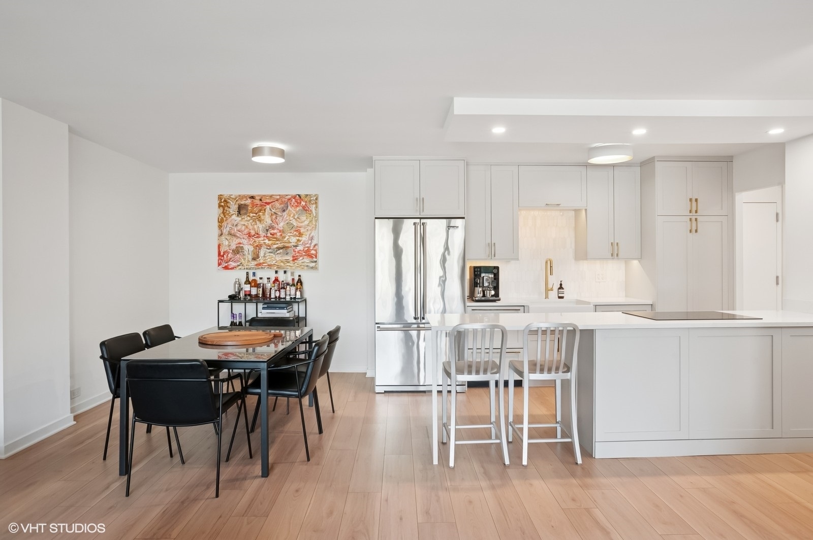 Chicago, Illinois, 60610, United States, 2 Bedrooms Bedrooms, ,2 BathroomsBathrooms,Residential,For Sale,1927209