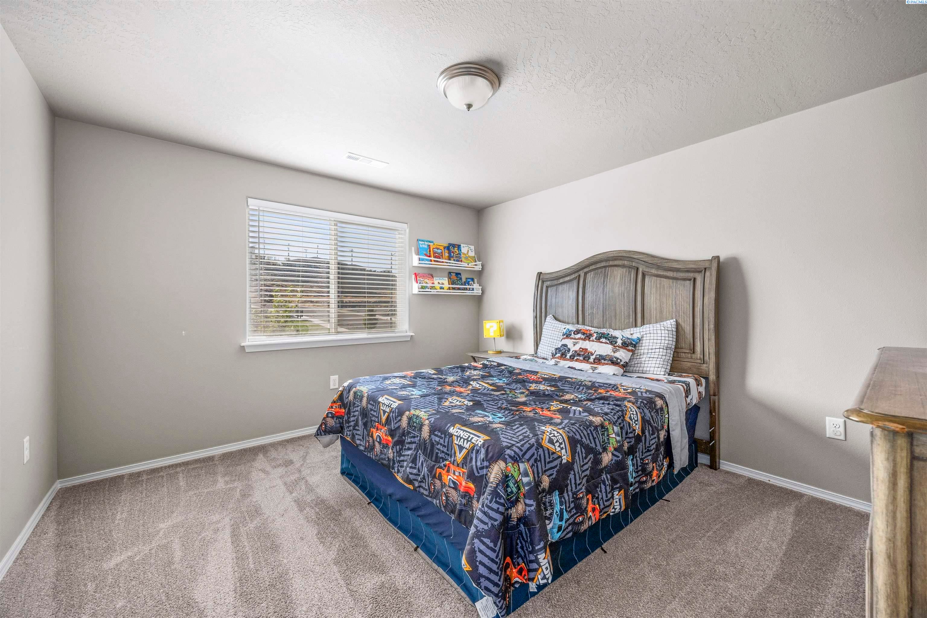 Kennewick, Washington, 99338, United States, 5 Bedrooms Bedrooms, ,3 BathroomsBathrooms,Residential,For Sale,1914232
